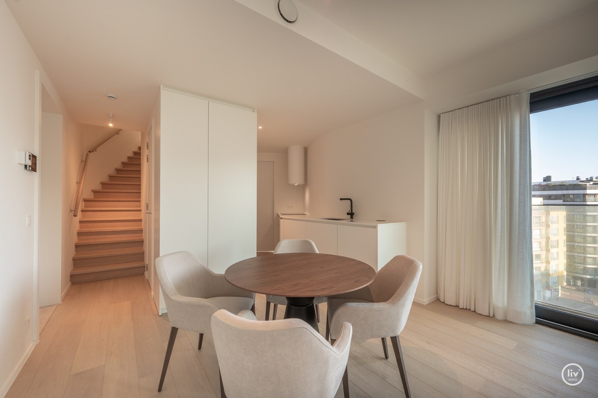 Appartement en duplex à vendre dans le prestigieux et nouveau projet architectural Tour des Héros, situé sur la place des Héros à Heist, avec une vue frontale sur la digue et la mer, à proximité de no 