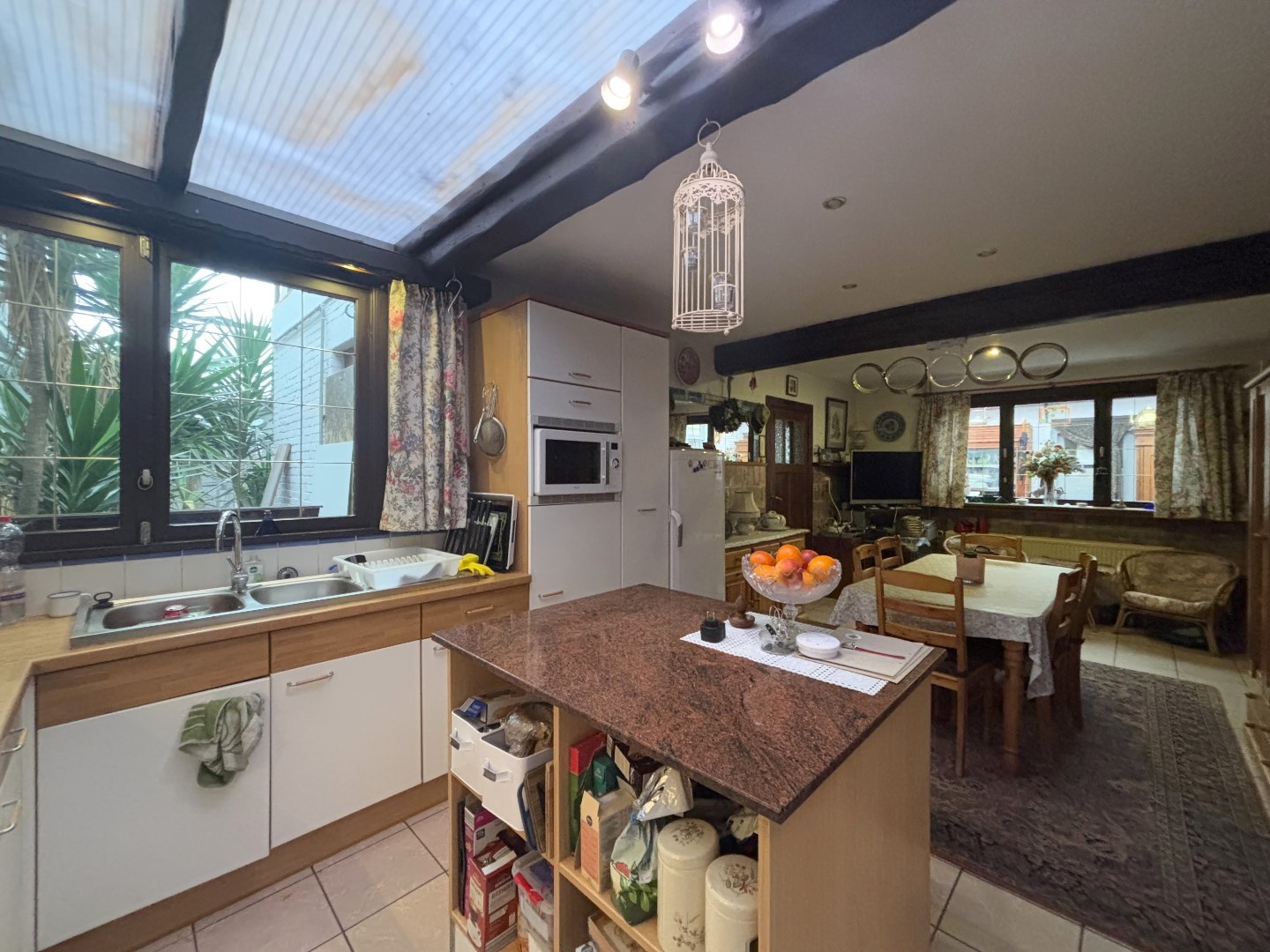 Gezinswoning met 6 slpk. en ruime garage op perceel van 1233m² te Leopoldsburg 