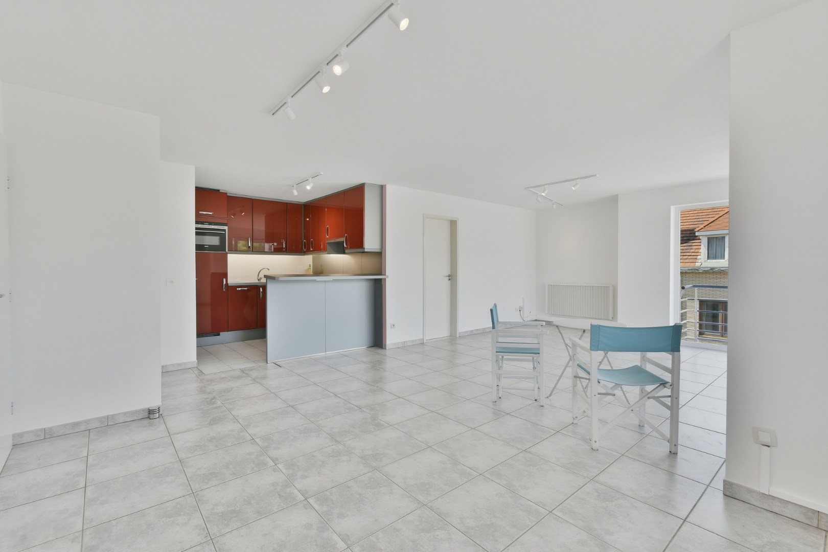 Lichtrijk twee slaapkamer appartement met terras te huur in Oostende! 