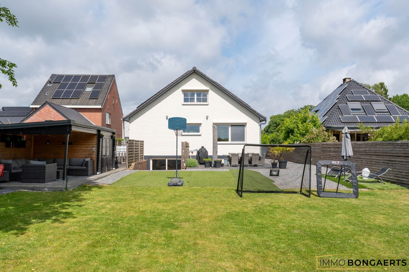 Rustig gelegen gerenoveerde gezinswoning 