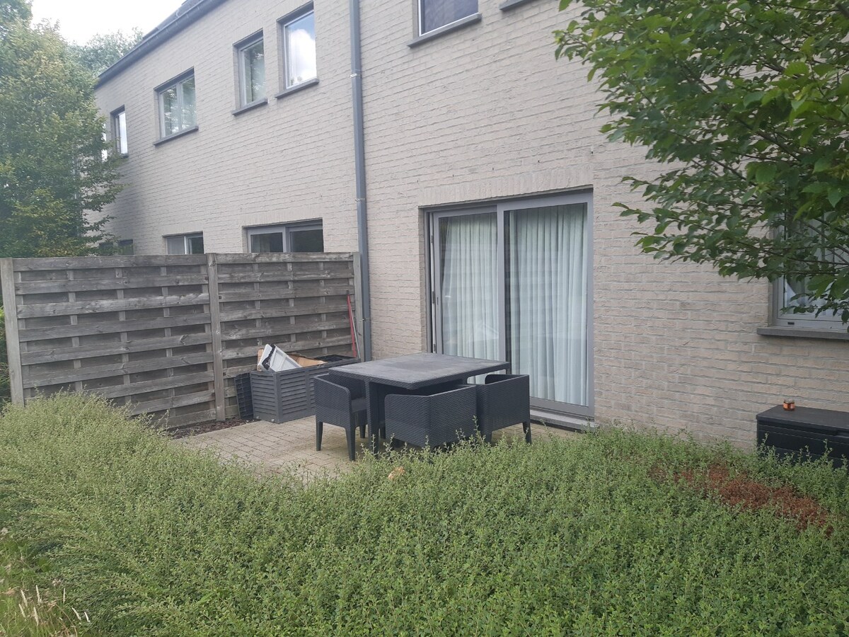 Eigentijds appartement met 2 autostaanplaatsen 