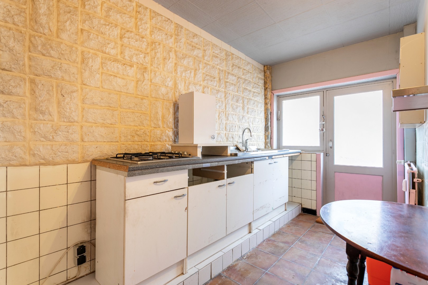 Te renoveren appartement met 1 slaapkamer, terras en kelderberging in Ganshoren 