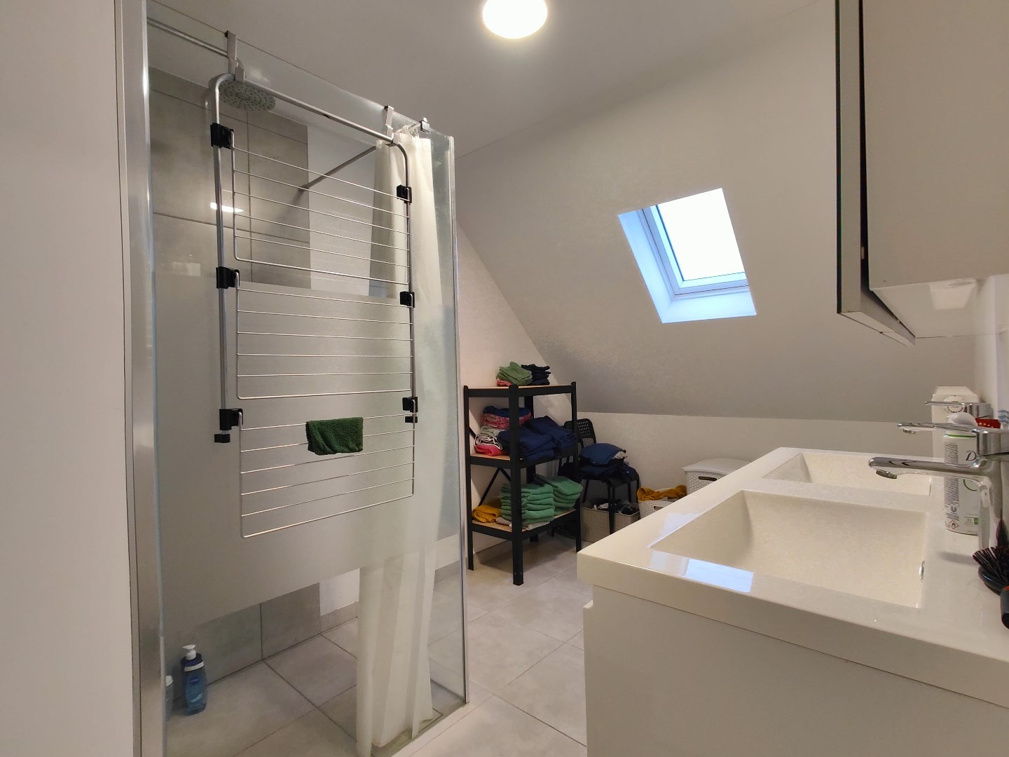 Volledig afgewerkte duplex met 2 slaapkamers en een private autostaanplaats 