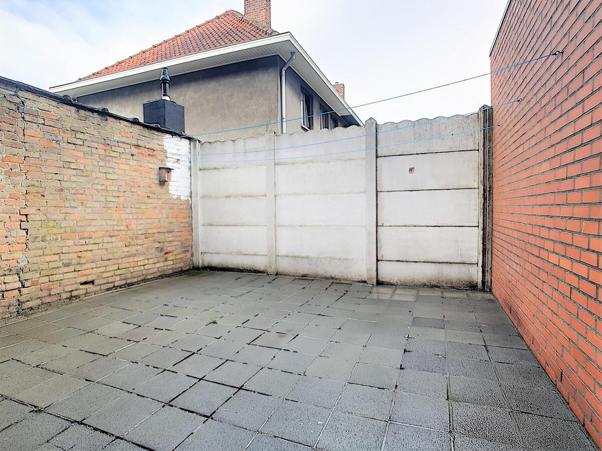 Goed gelegen, volledig te renoveren woning aan het marktplein van Heist - Heist 