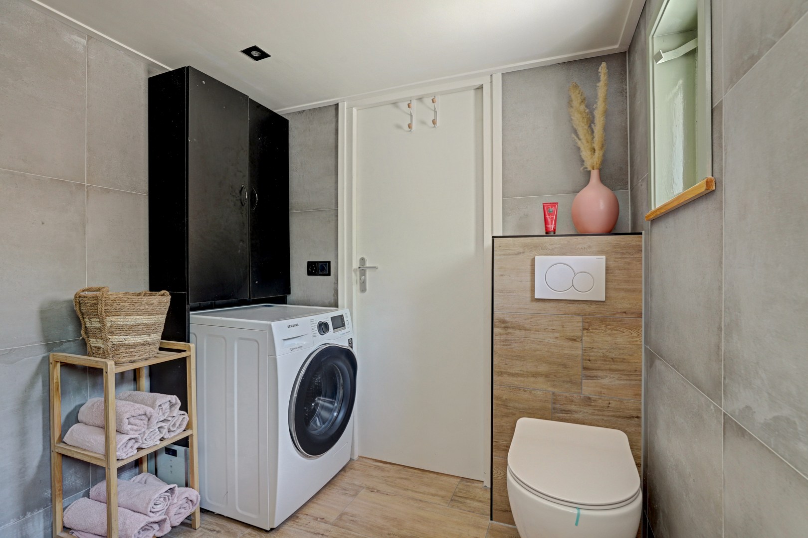 Instapklaar en tot in de puntjes verzorgd, met twee slaapkamers en een fraai verbouwde schuur voor praktijk, werk of hobby. 