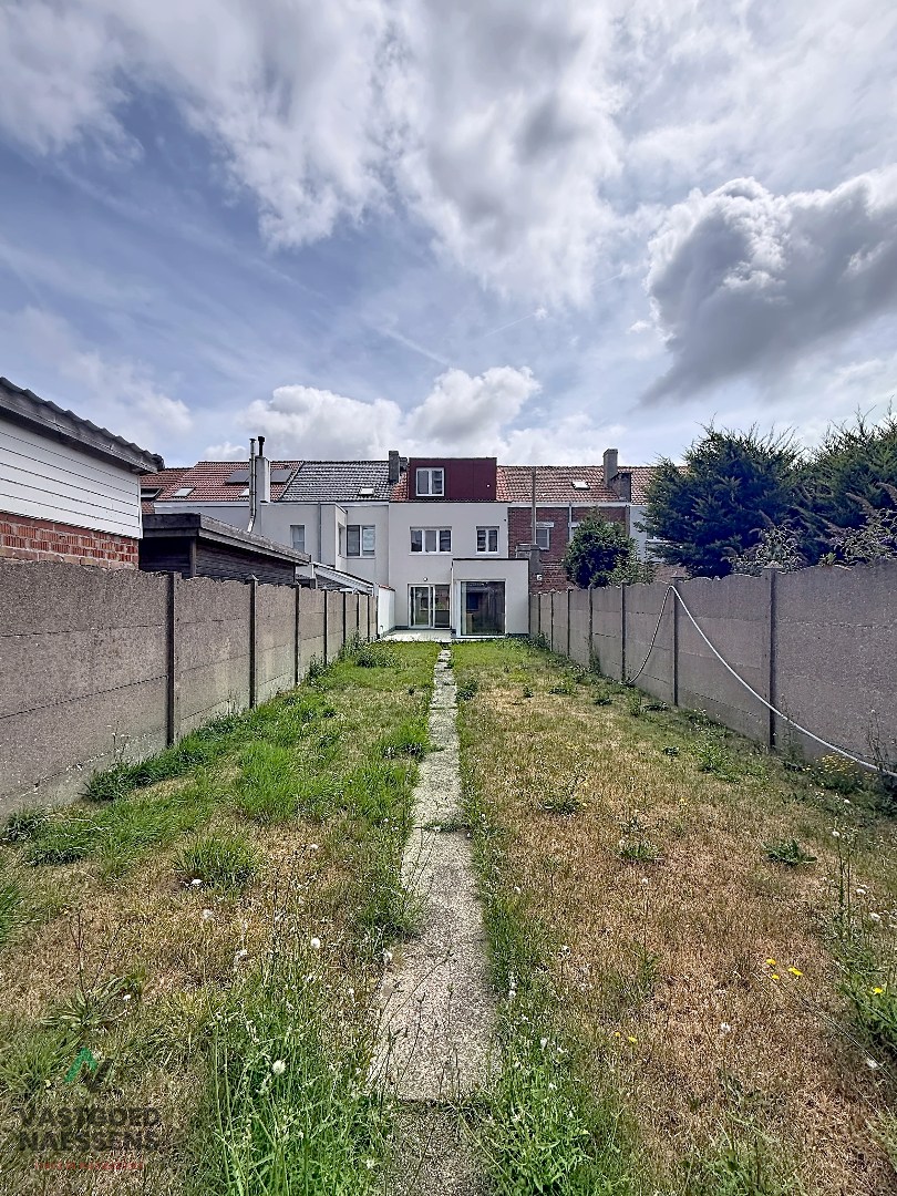 VOLLEDIG GERENOVEERDE 5 SLPK WONING – 2 BADKAMERS – ZONNIGE ZW-TUIN 