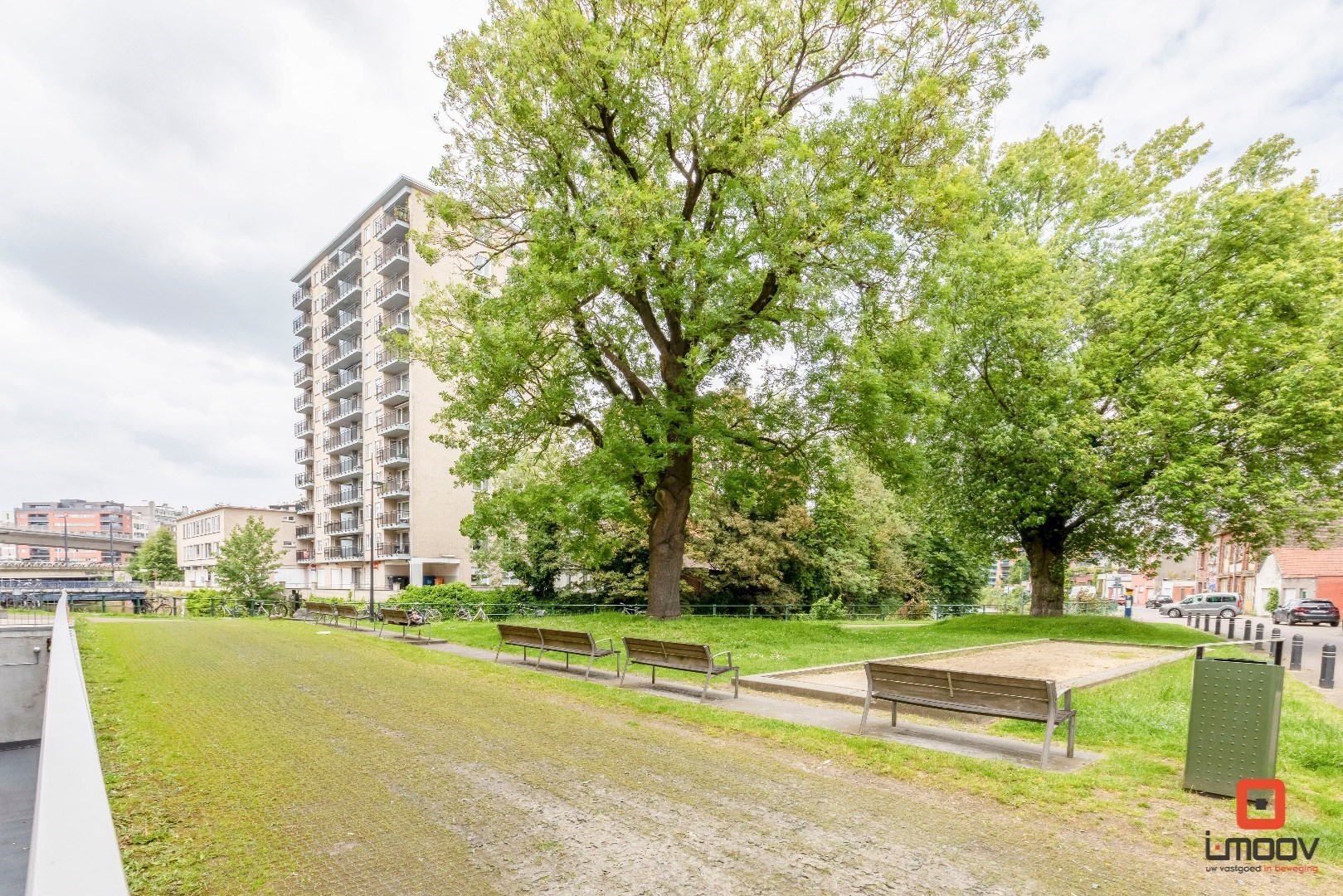 Ruim en lichtrijk drieslaapkamerappartement met prachtig zicht op het water en het groen! 