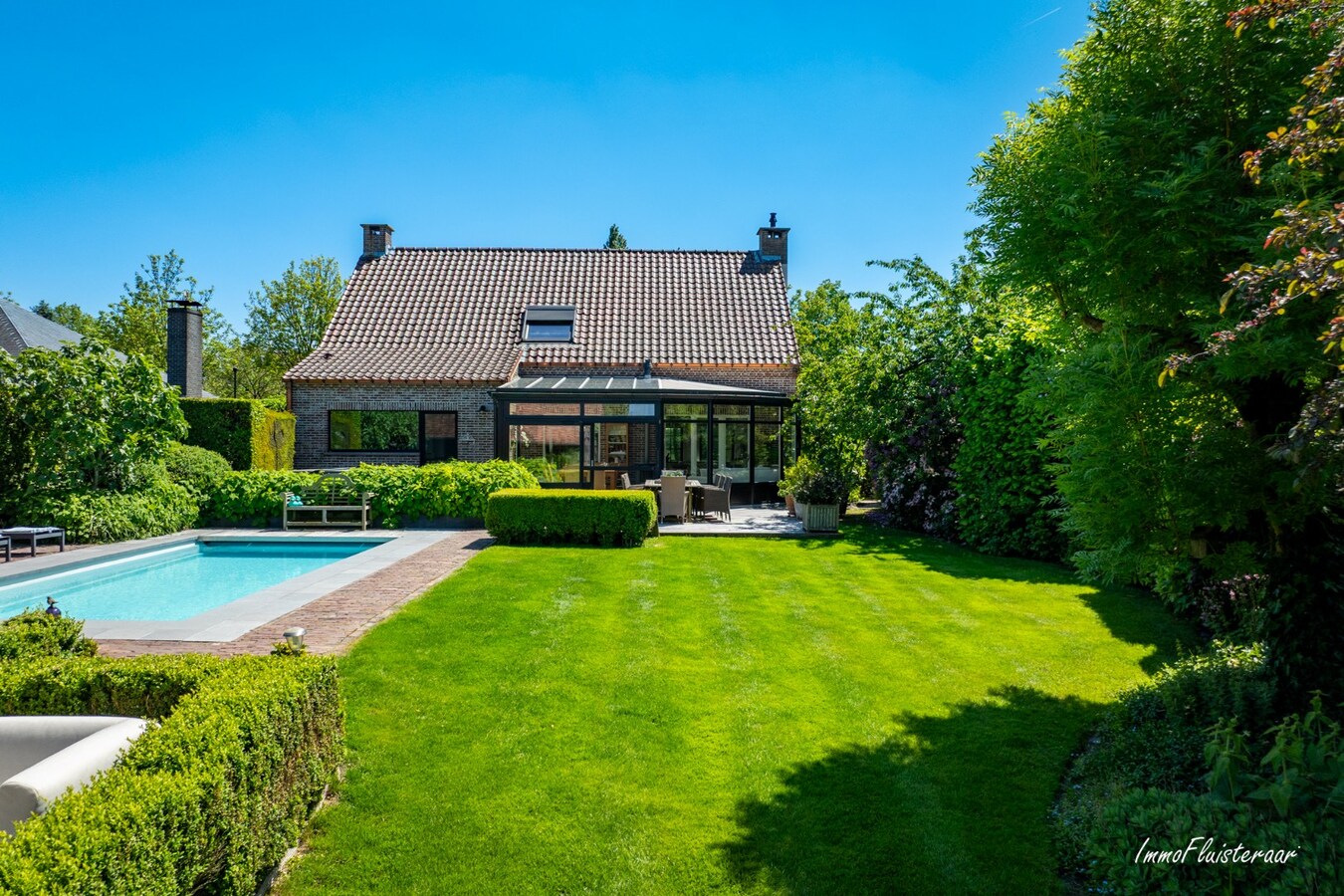 Prachtige villa met zwembad, luxueus poolhouse en paardenfaciliteiten op ca. 23.056 m2 te Hove 