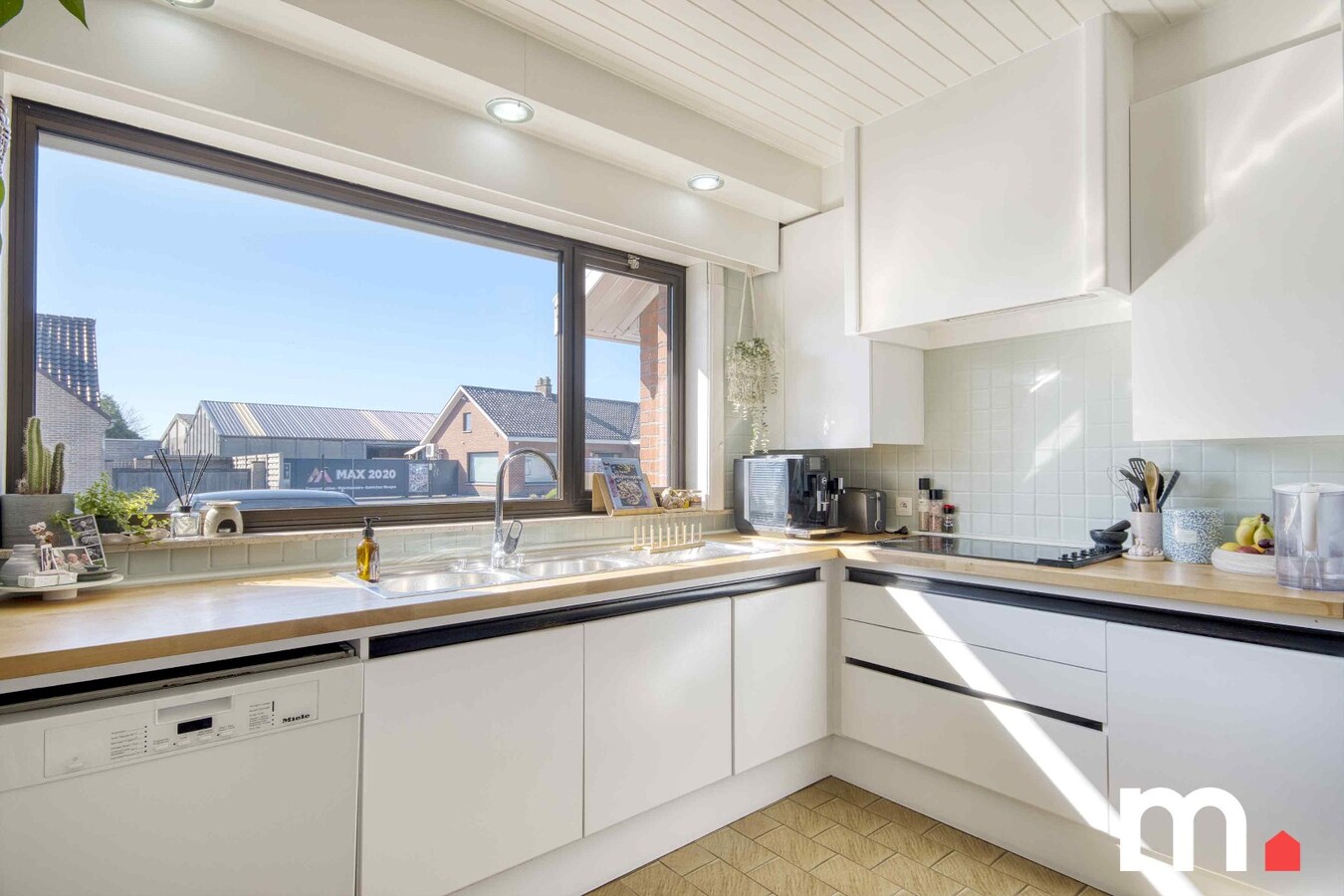 Mooie en welgelegen bungalow in centrum Oostrozebeke ! EPC B ! 