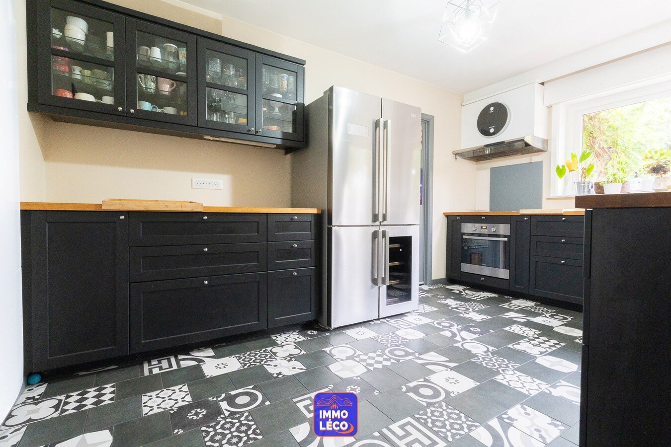 Superbe propriété érigée sur 323m² avec garage, parking, jardin, COUP DE COEUR ! 