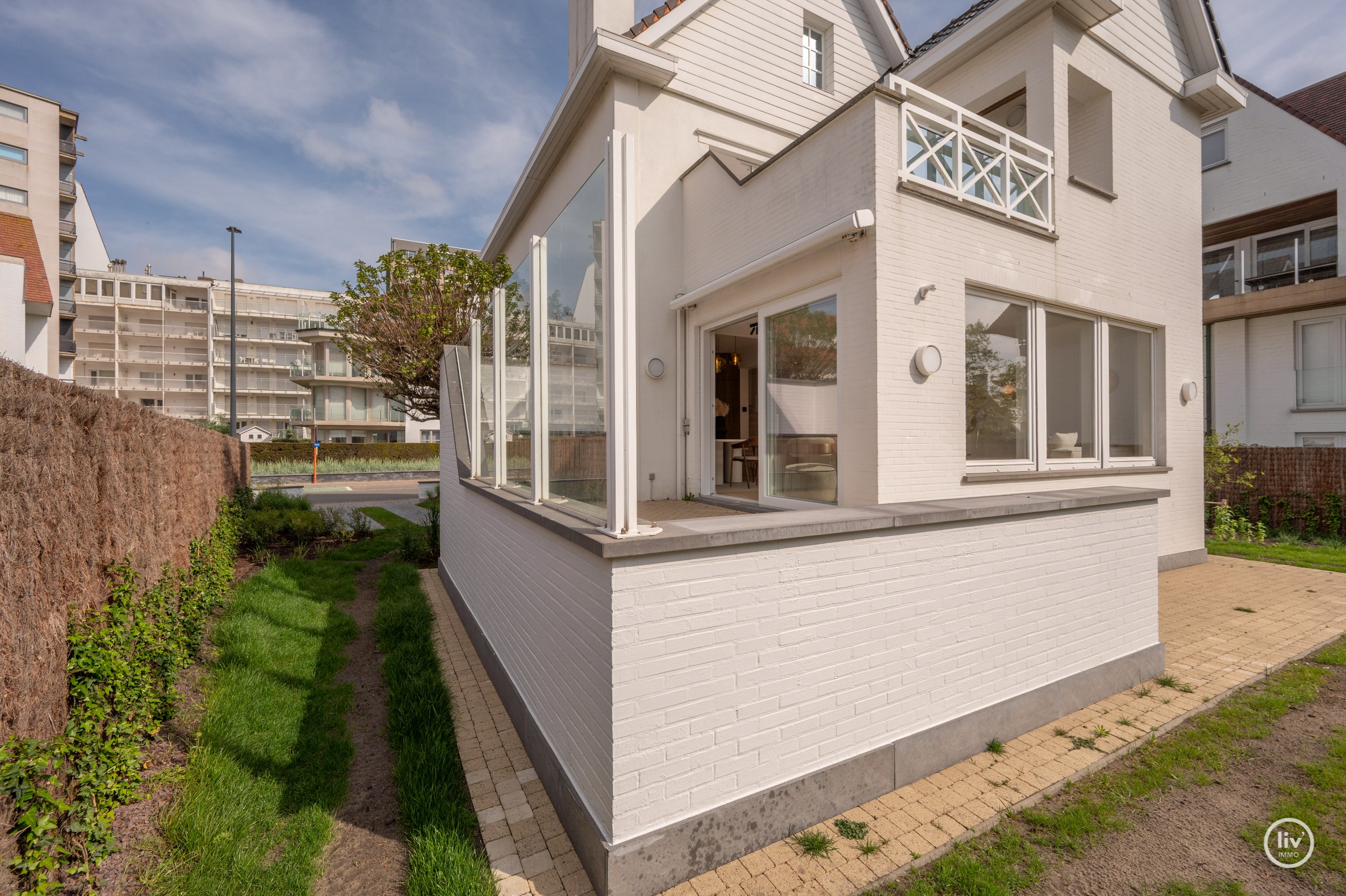 Exclusief gerenoveerde villa op een absolute toplocatie in de Jozef Nellenslaan te Knokke. 
