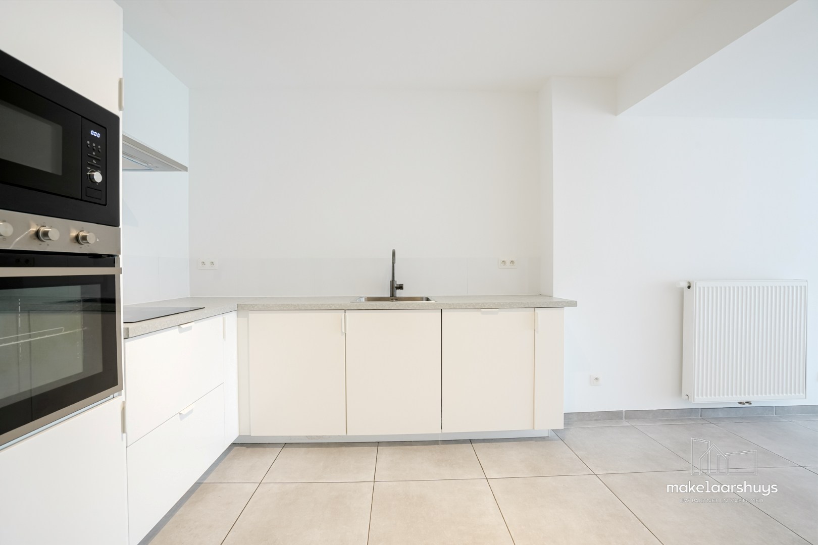 Instapklare gerenoveerde woning in rij met terras, tuin en garagebox 