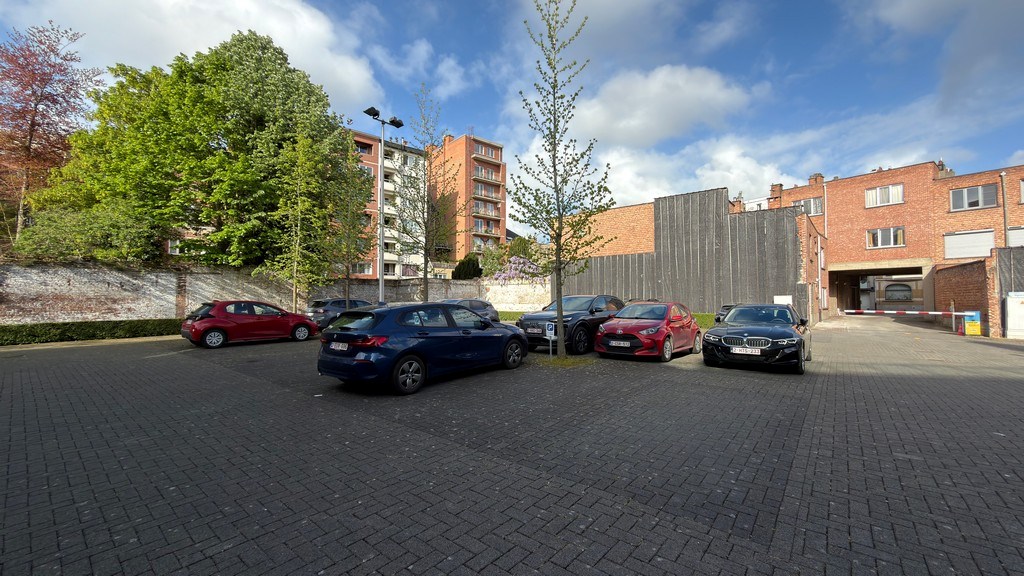 Gerenoveerde kantoren in geklasseerde herenwoning te huur aan station van Mechelen