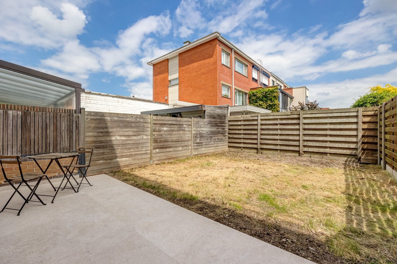 Gerenoveerd glvl appt met tuin te Kontich! 