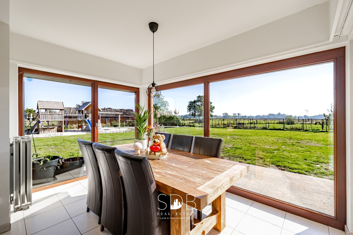 Hedendaagse woning met hippische accommodatie op 17.782m² 