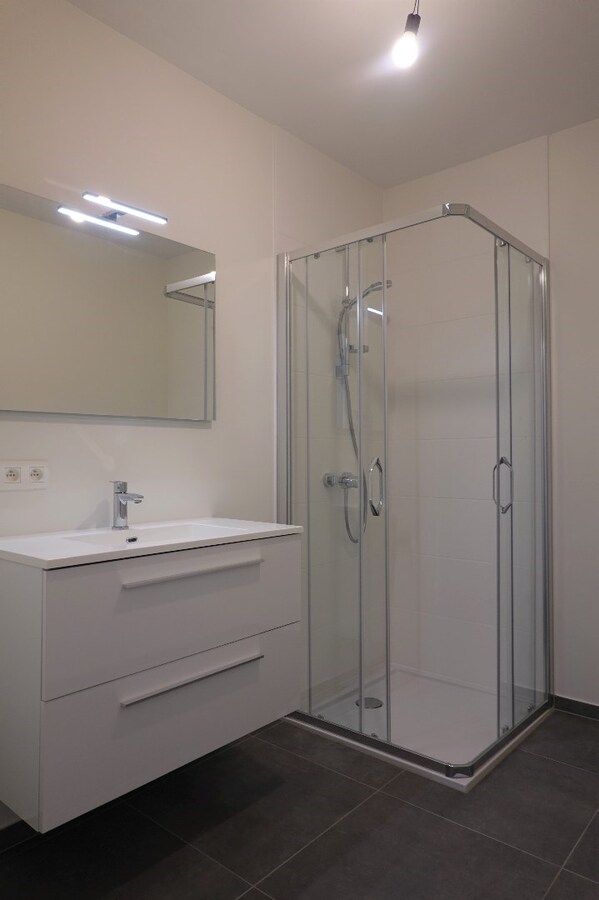 Recent nieuwbouwappartement (2023) met dubbele garage 