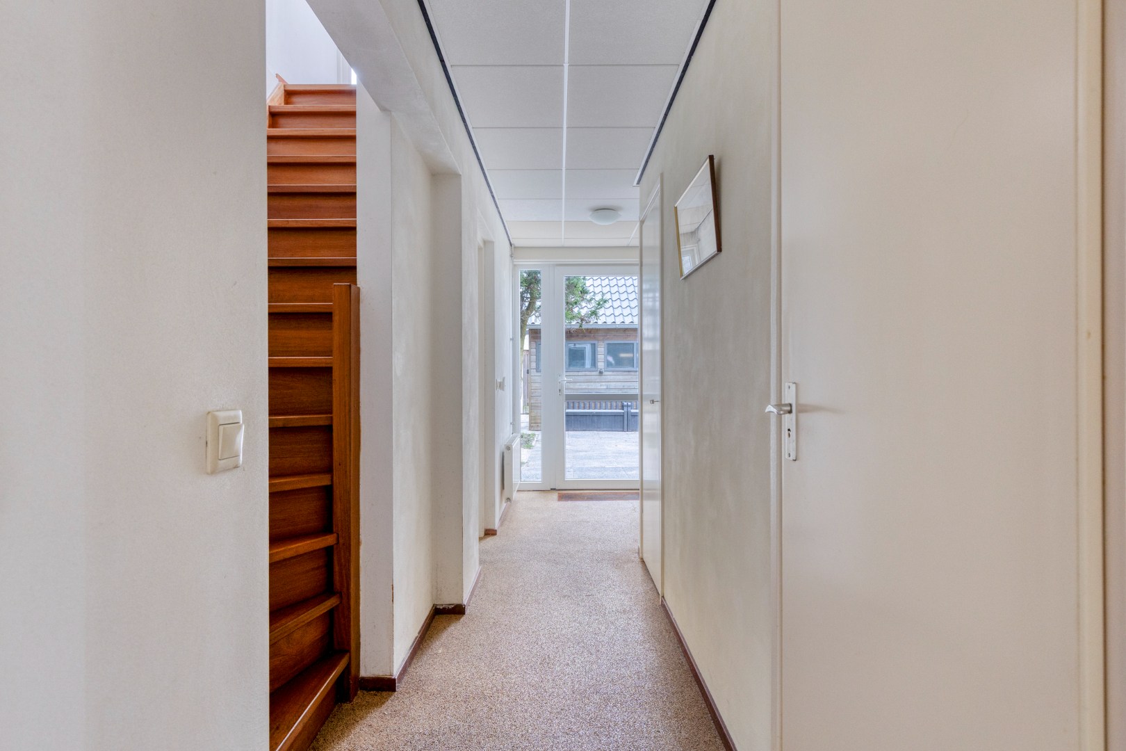 T.A. Makelaardij biedt aan: Op loopafstand (ca. 200m.) van het Veerse Meer staat deze rustig gelegen vrijstaande woning op een royaal perceel (860m2) aan een doodlopend straatje 