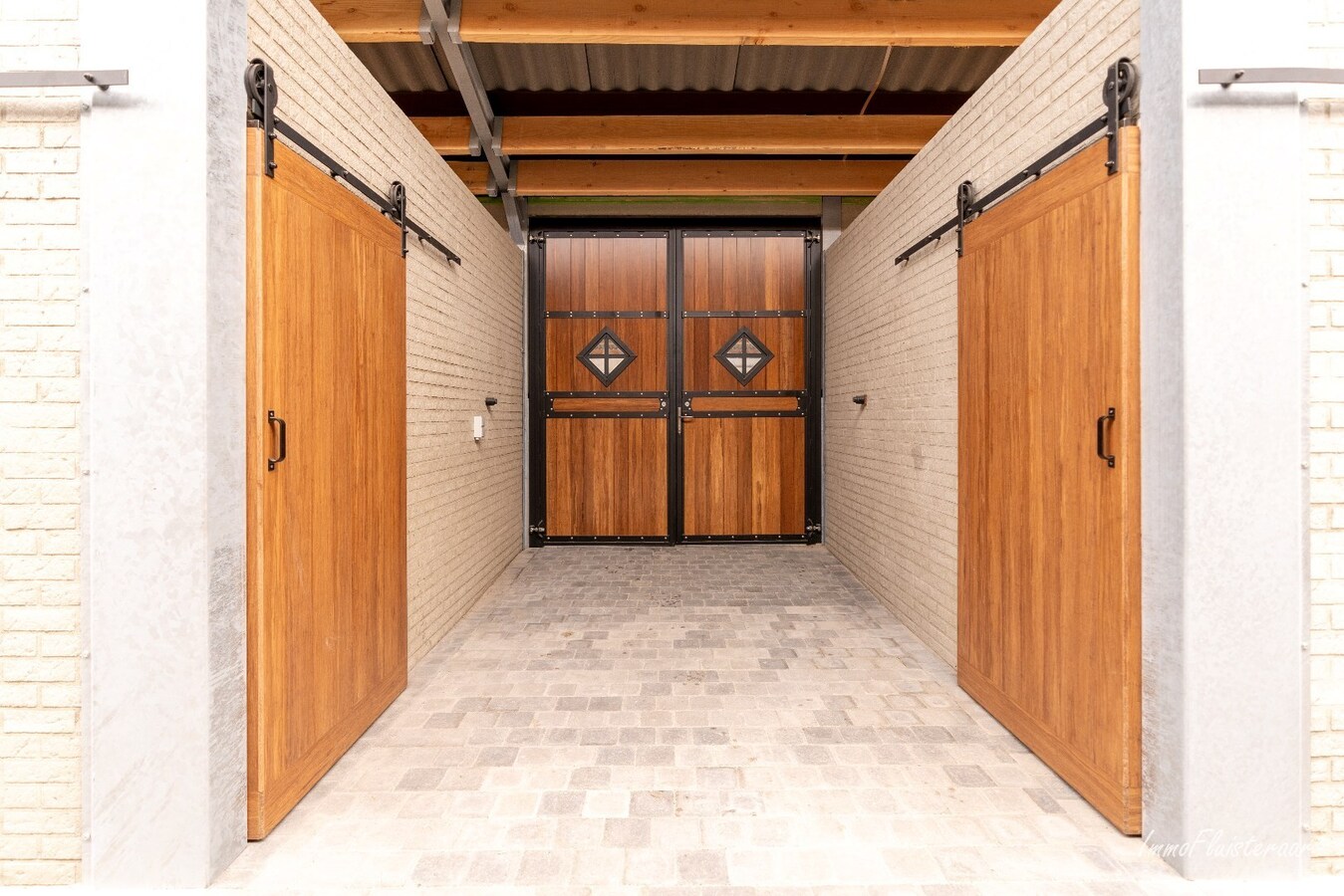 Prachtige villa met hippische accommodatie en binnenpiste op ca. 2ha te Paal 