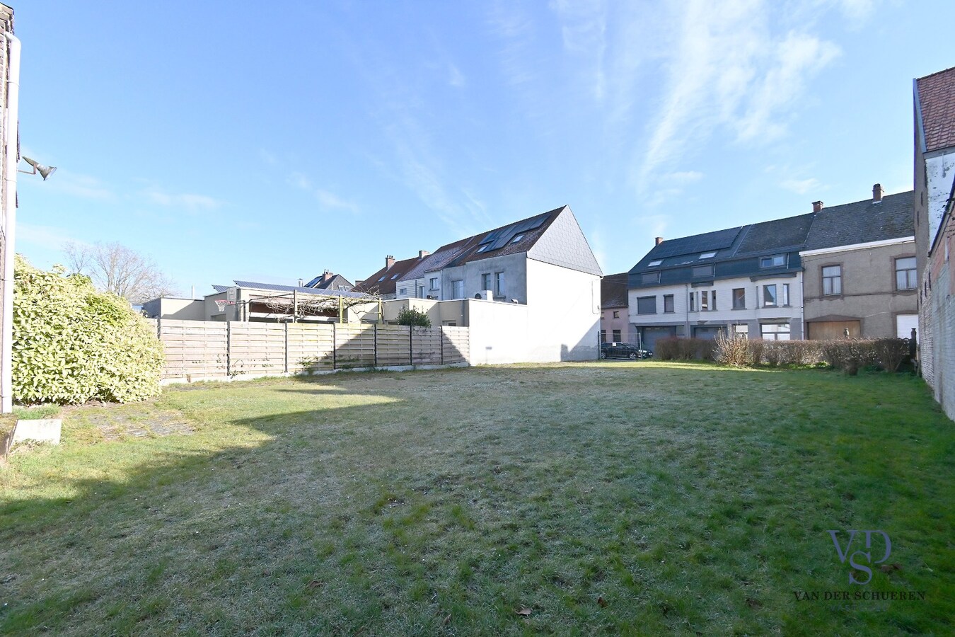 Bijgebouw met bouwgrond 