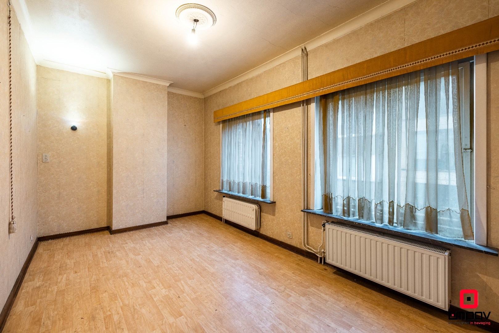 Ruime te renoveren stadswoning met garage en vier slaapkamers in de stationswijk 