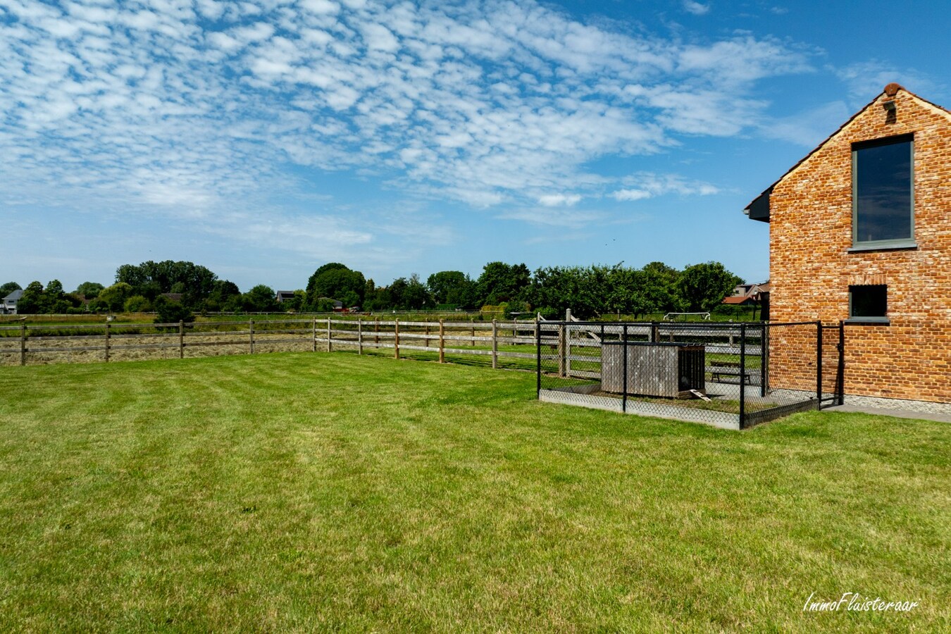 Unieke, gerenoveerde hoevewoning met paardenfaciliteiten, bijgebouwen, uitzonderlijk potentieel en zeer bereikbare ligging 