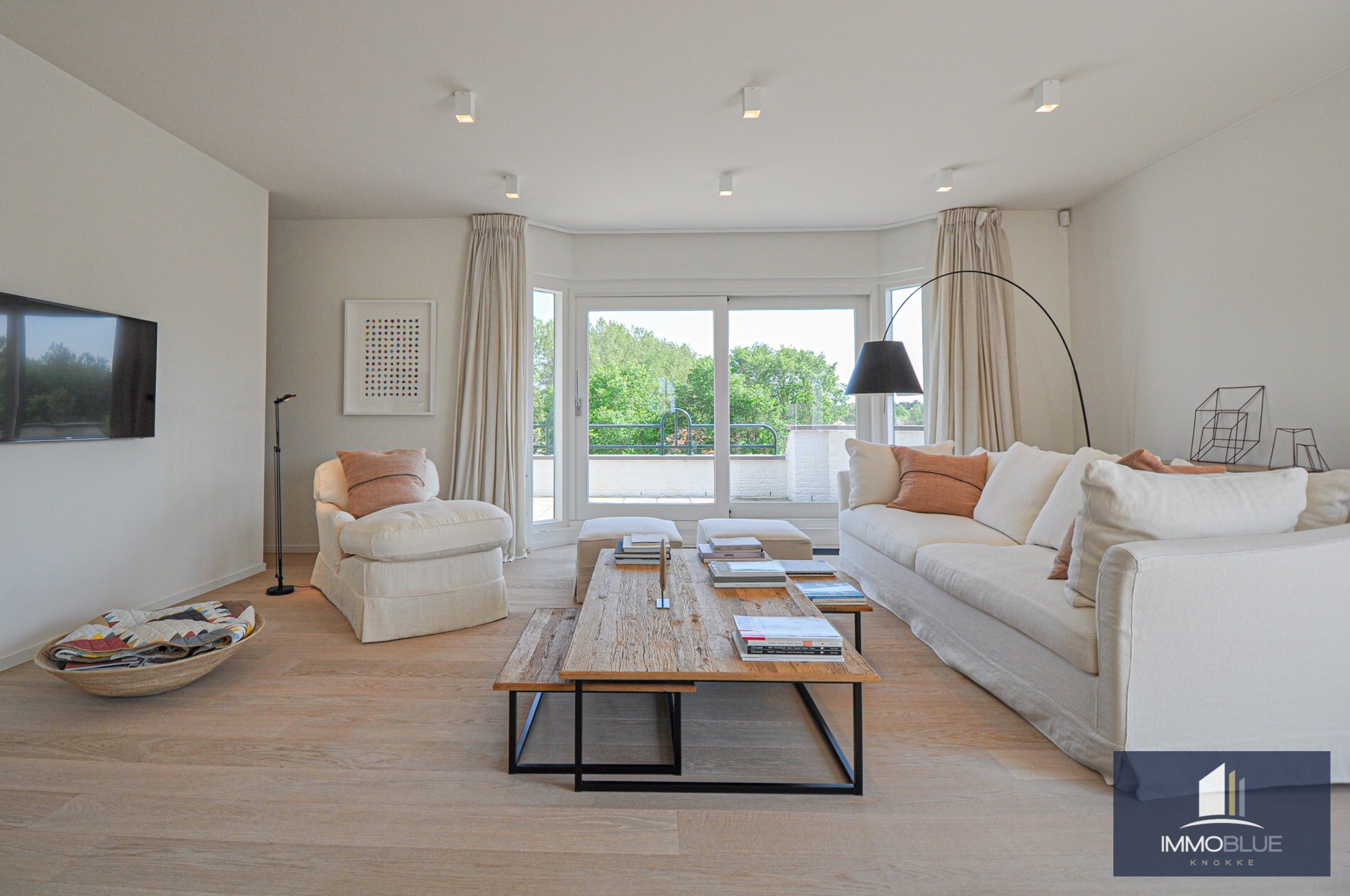 "Sublime appartement d'angle avec de spacieuses terrasses situé dans le prestigieux domaine Tennis Garden." 