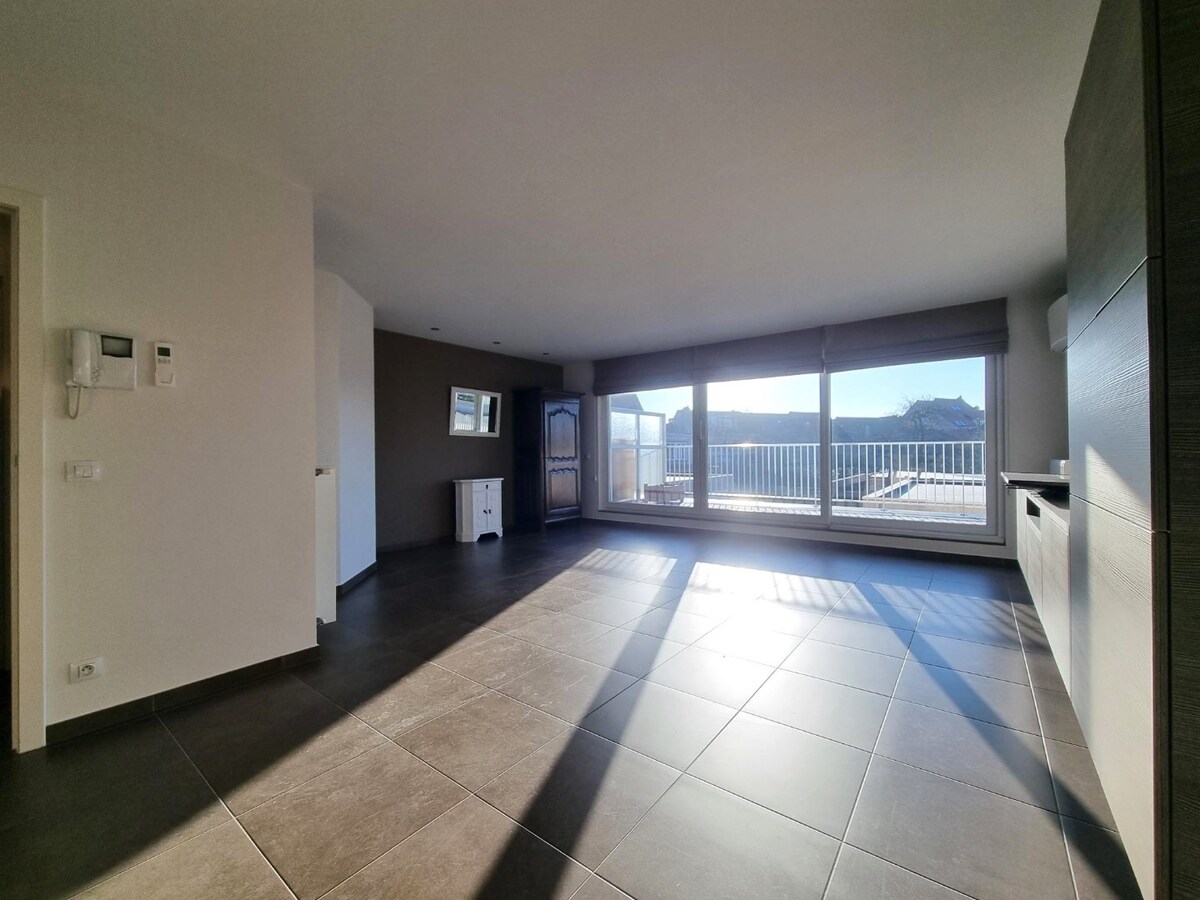 Zeer ruim, breed en lichtrijk woonappartement met groot zongericht terras 