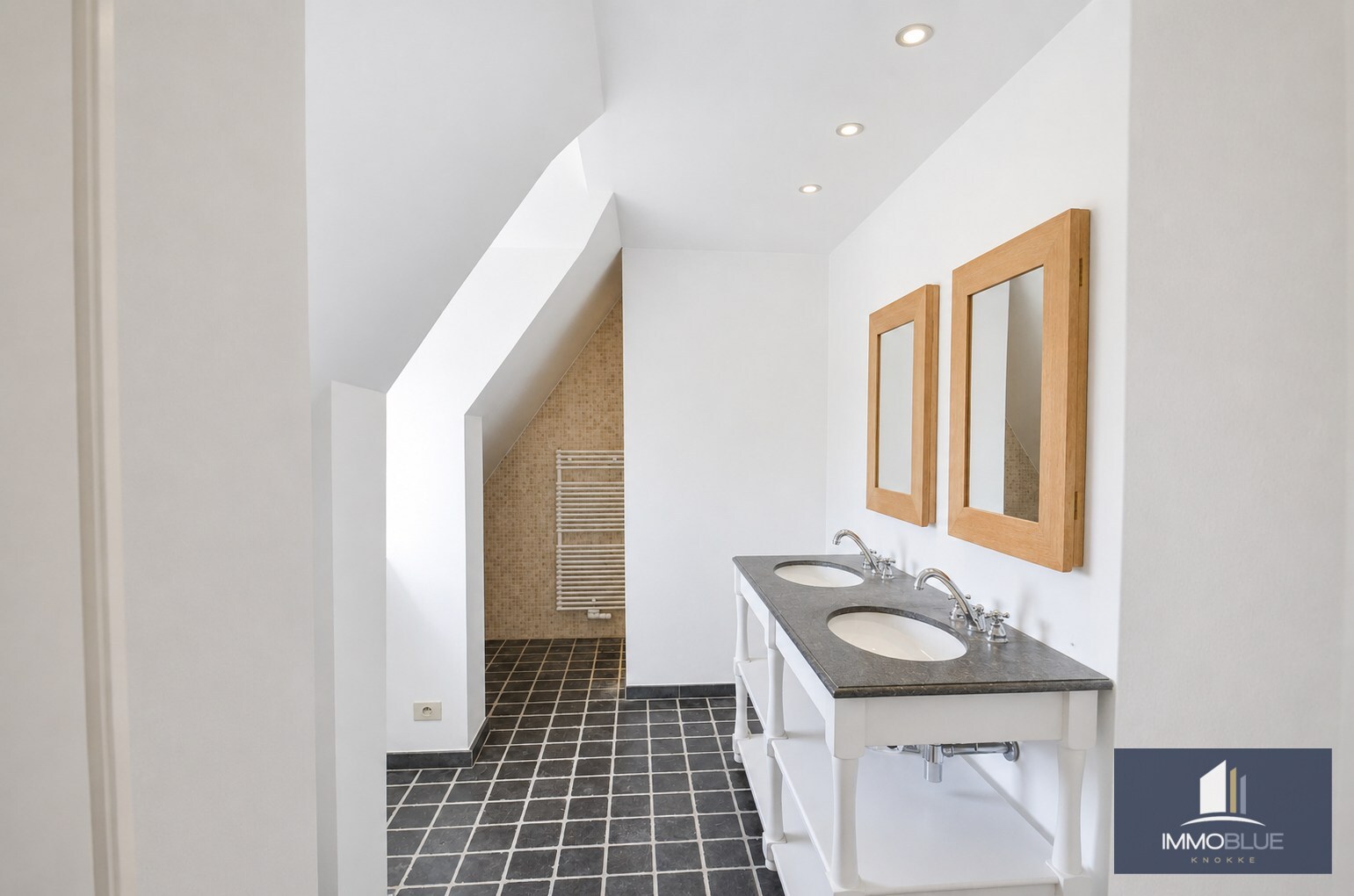 Tijdloze villa met uitzonderlijke vergezichten op een residentiële locatie. 