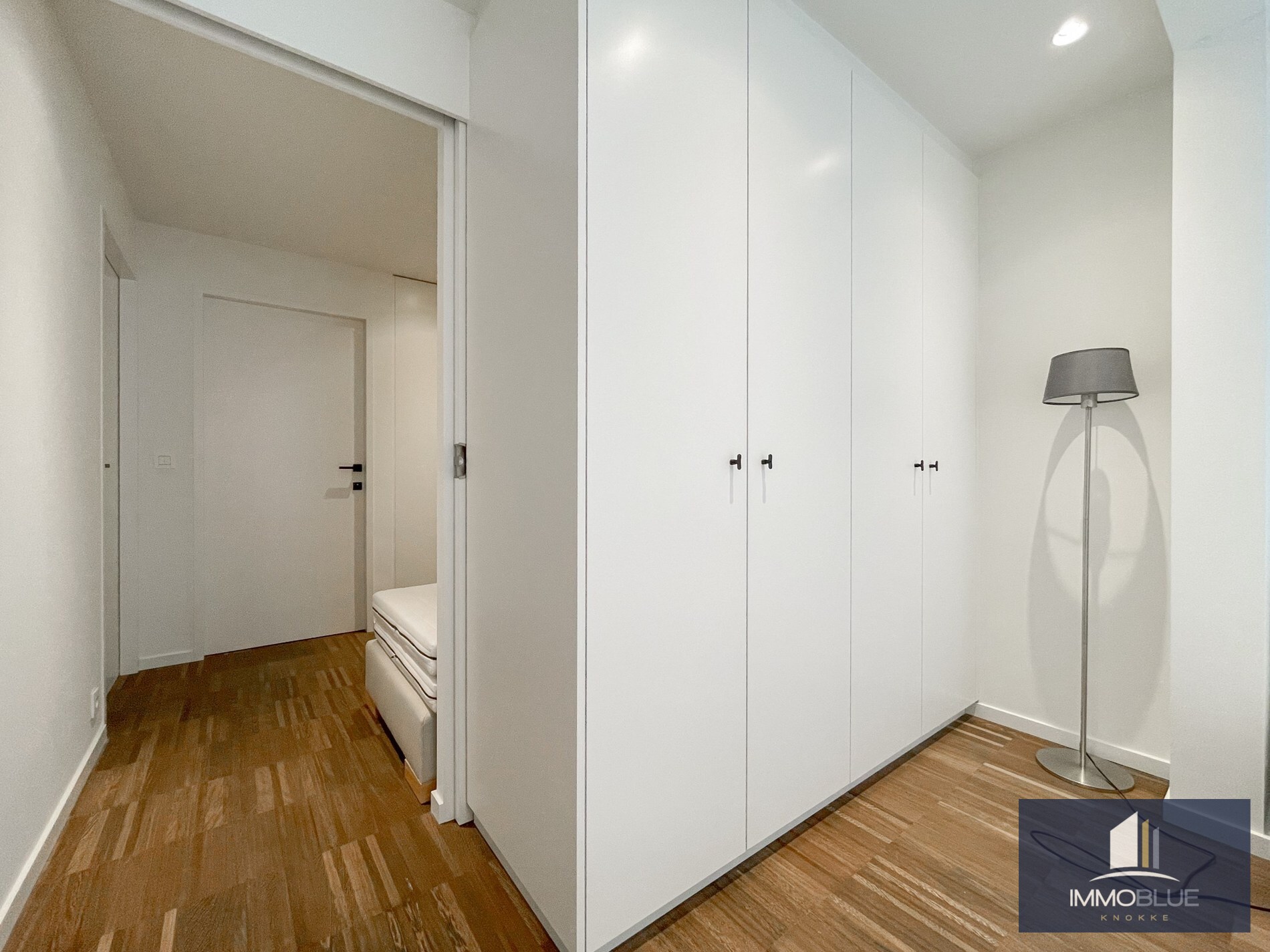 Stijlvol, instapklaar appartement met een ruim terras gelegen aan het Lichttorenplein op enkele passen van de zee. 