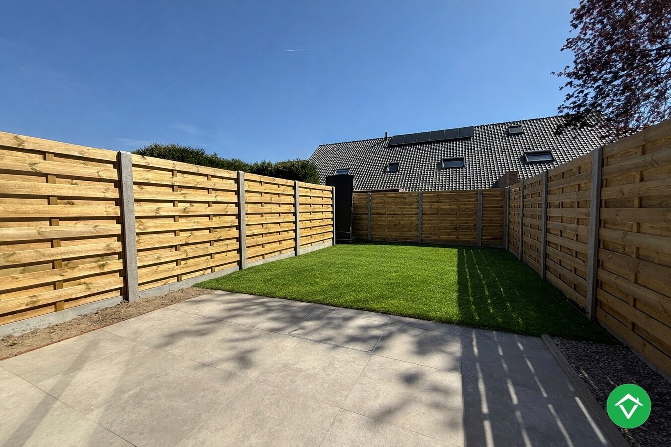 Centraal gelegen nieuwbouwwoning met 3 slaapkamers, tuin en overdekte autostaanplaats 