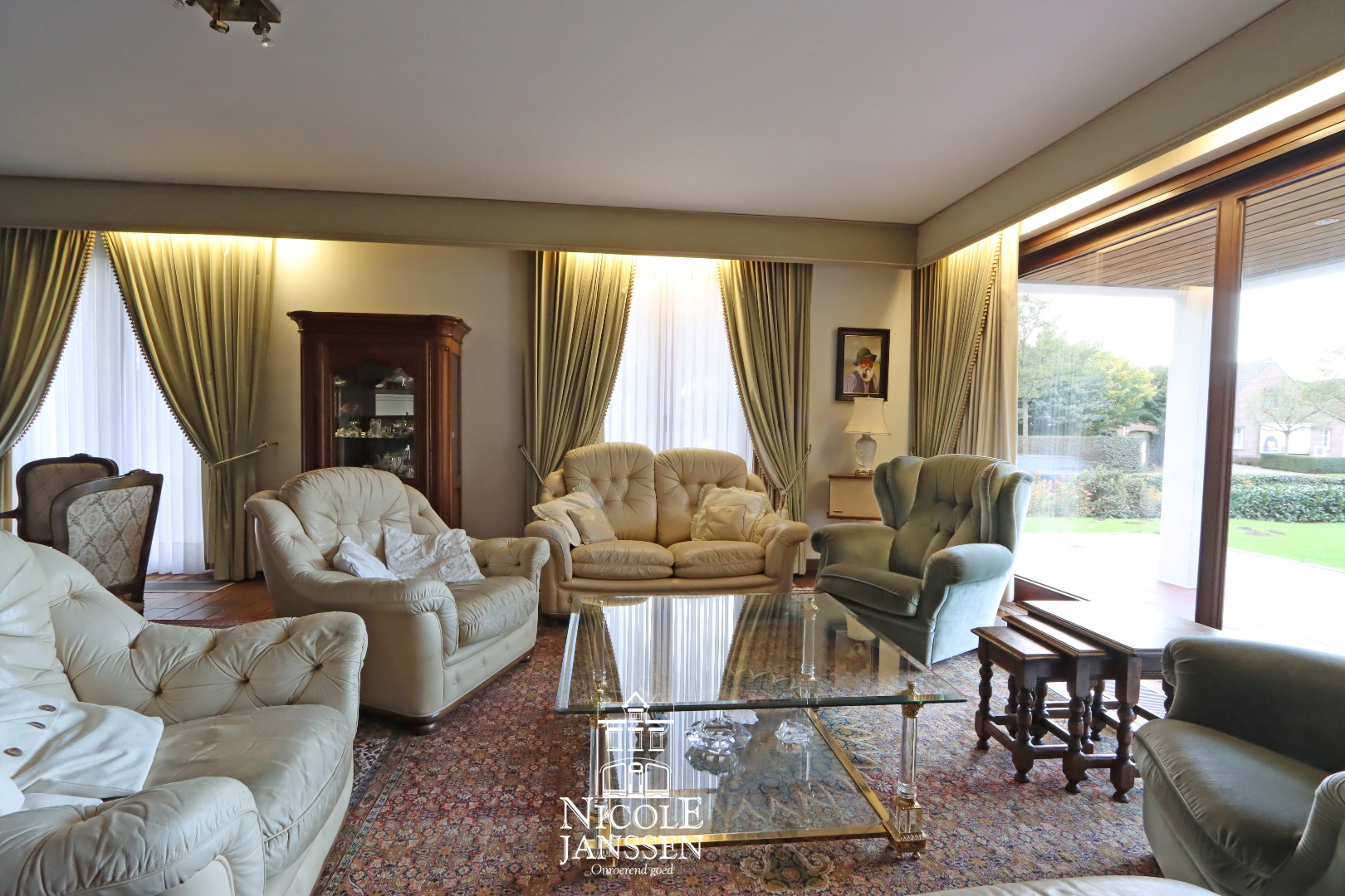 L-vormige woonkamer met parketvloer en gashaard 