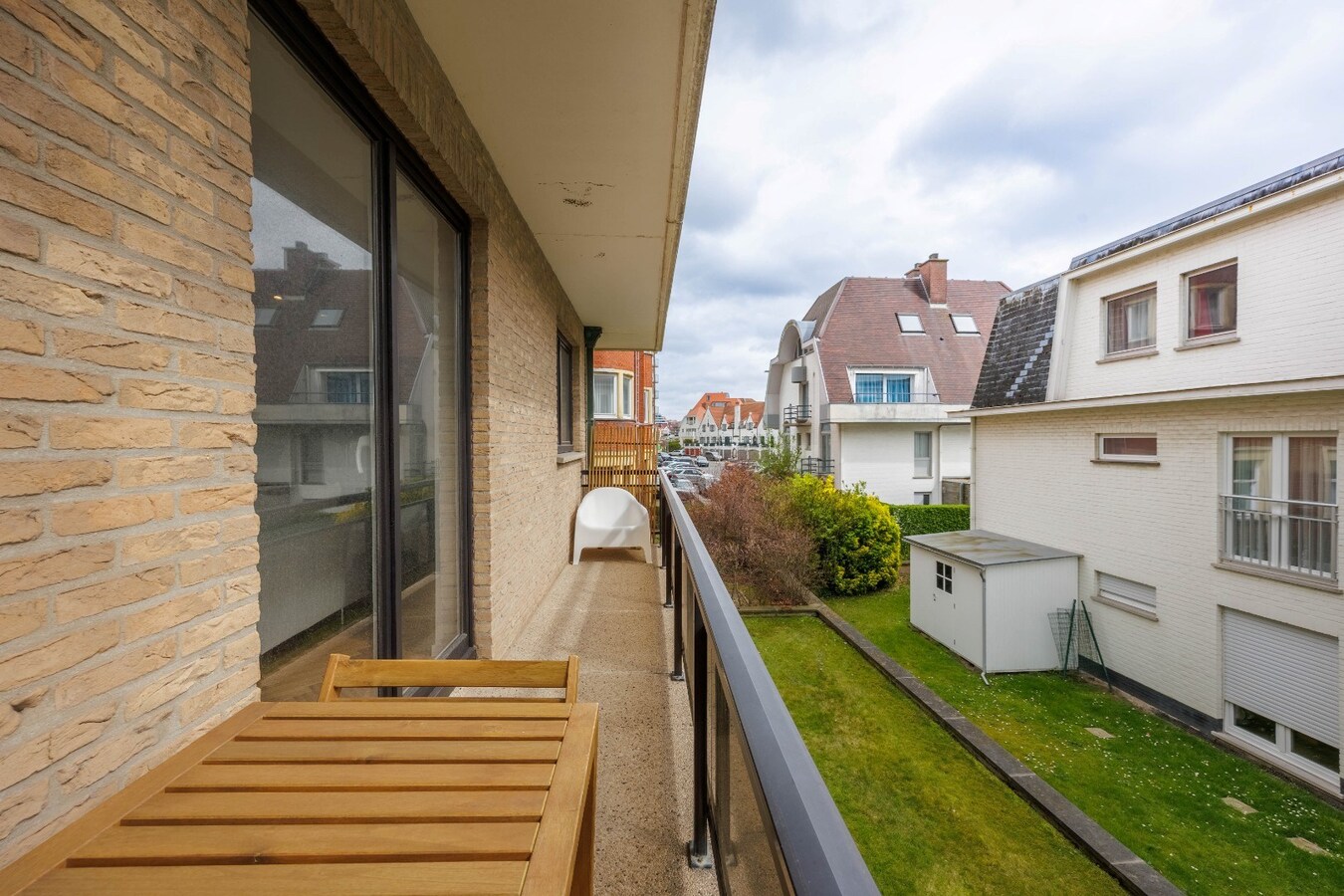 Stijlvol gerenoveerd hoekappartement met 3 slaapkamers op toplocatie te Duinbergen, vlakbij de Zeedijk. 