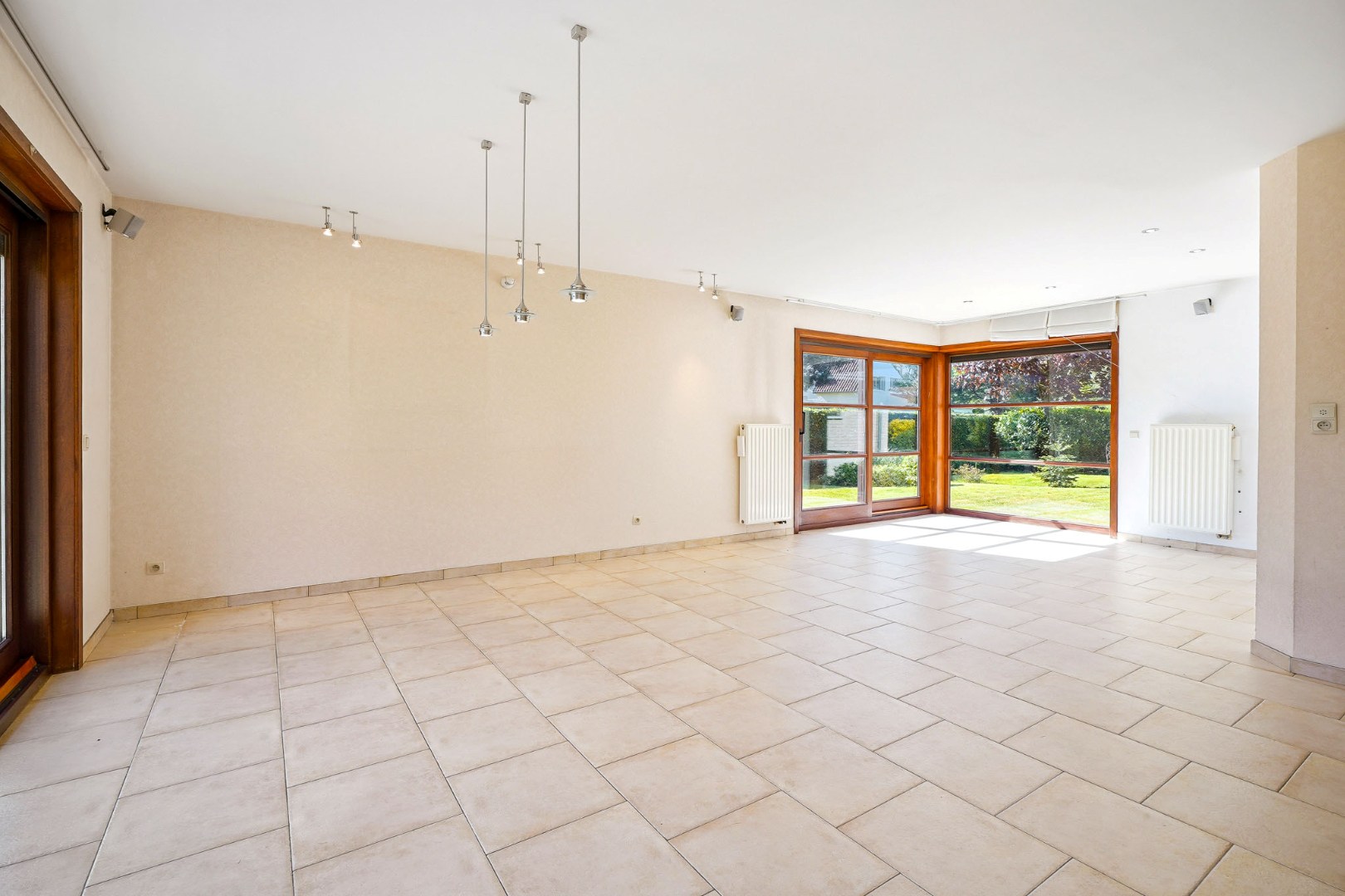 Ruime villa met 5 slaapkamers op 1082 m² te Oostduinkerke, gelegen vlakbij het natuurreservaat Hannecartbos. 