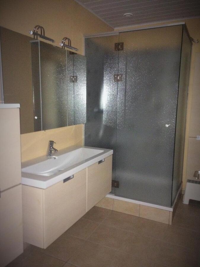 Rustig gelegen gelijkvloerse halfopen woning met 2 slpk's + dubbele garage 