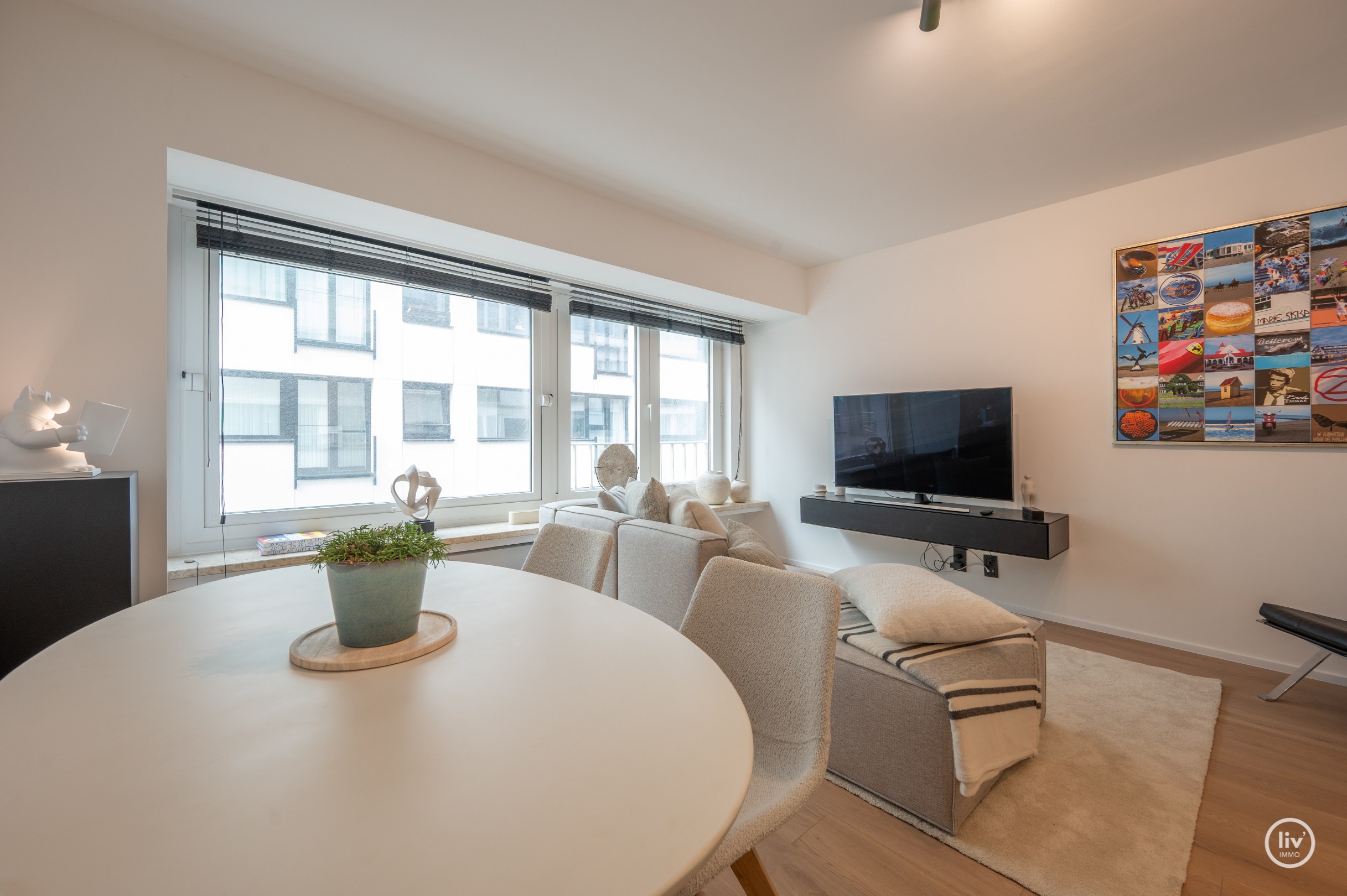 Gerenoveerd 2 slaapkamer appartement met een prachtig zeezicht gelegen nabij het Driehoeksplein te Knokke. 