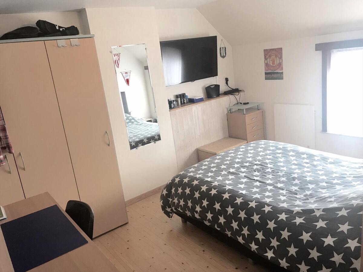 KNAP GERENOVEERDE RUIME WONING MET ZONNIGE STADSTUIN 
