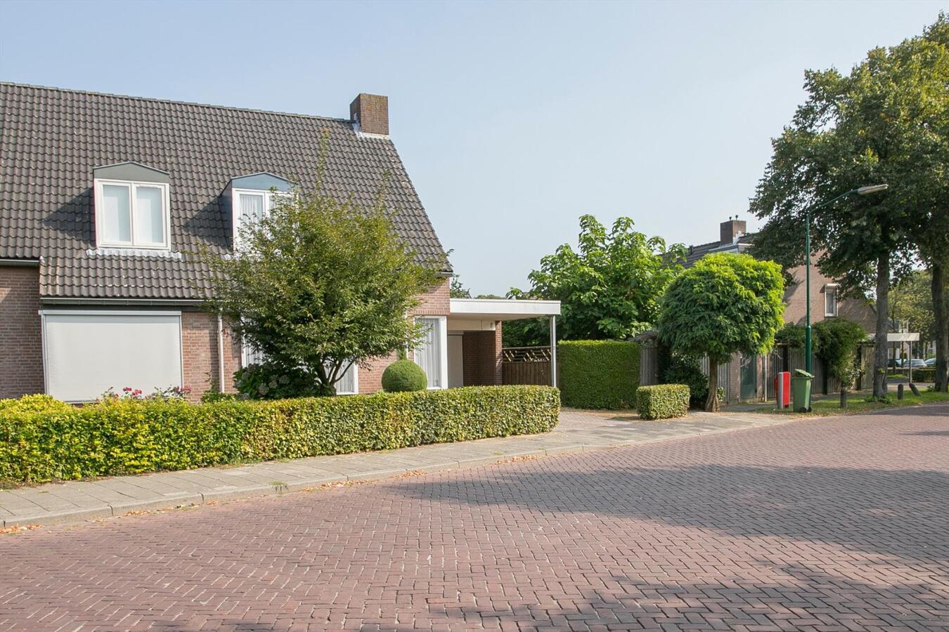 Halfvrijstaande woning met garage/carport gelegen op 275 m2 aan de Prs. Marijkestraat 7 te Bergeijk. 