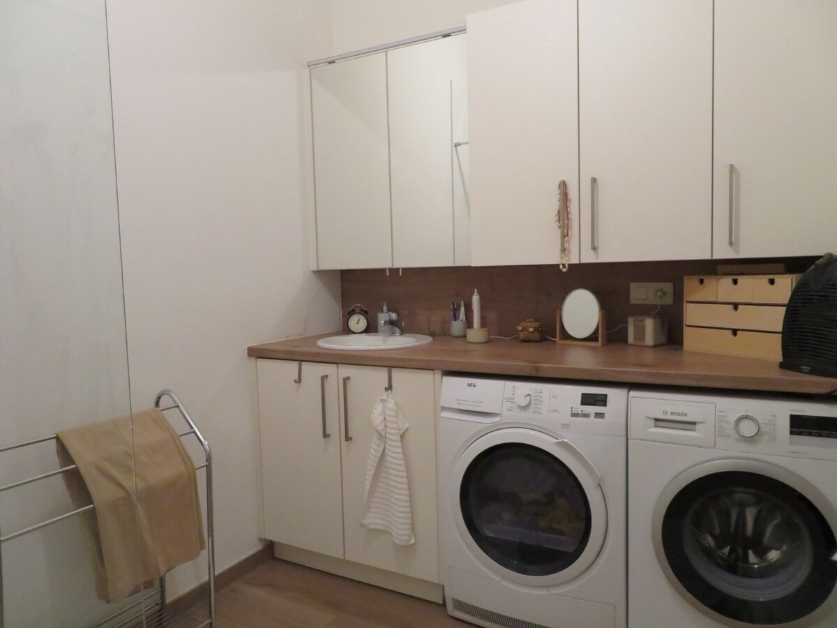 Recent, hoogwaardig afgewerkt gelijkvloers appartement, met terras en inpandige garage, in het centrum van Maaseik! 