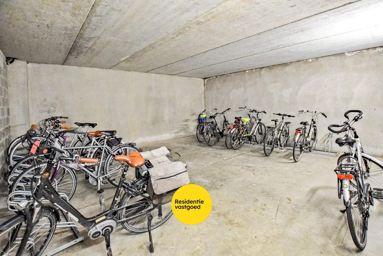 Instapklaar lichtrijk dakappartement in hartje Veurne (61m²) 