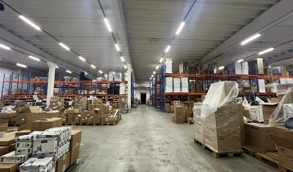 Bedrijfsgebouw met laadkades te huur in IZ Klein Frankrijk in Ronse