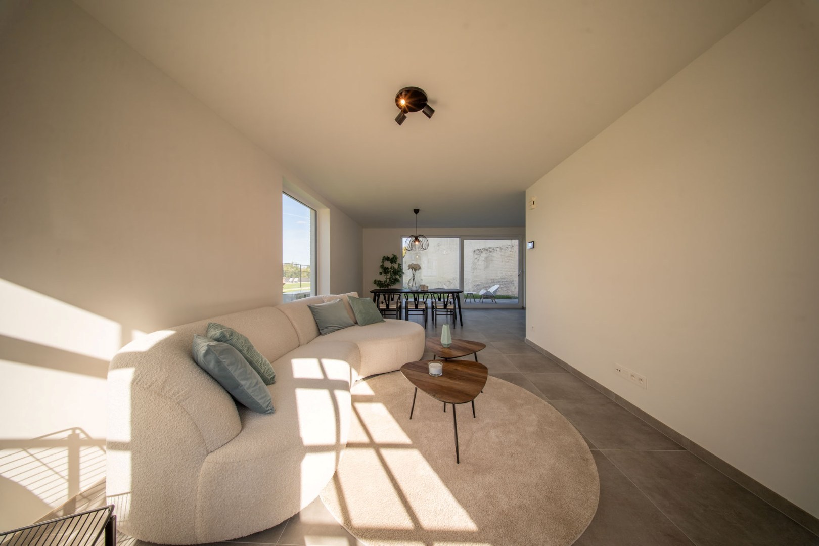 Stijlvolle en ruime nieuwbouwwoning met garage en tuin op 555 m² 