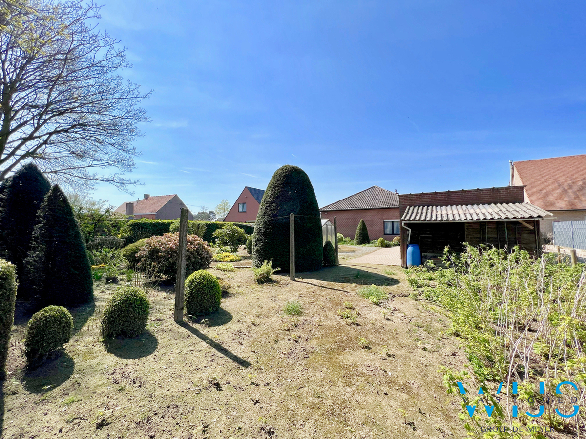 Stevige bungalow op een prachtig perceel van 925 m² te SLEIDINGE ! 