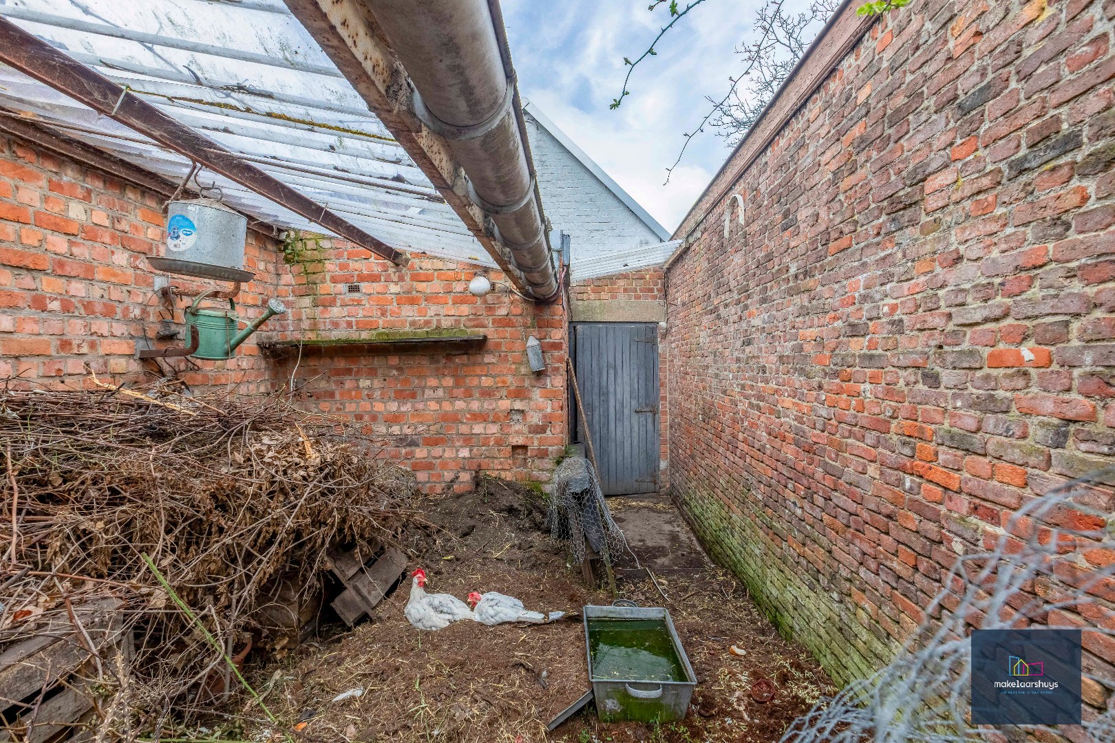Woning met 3 slaapkamers en verrassende tuin met bijgebouwen 