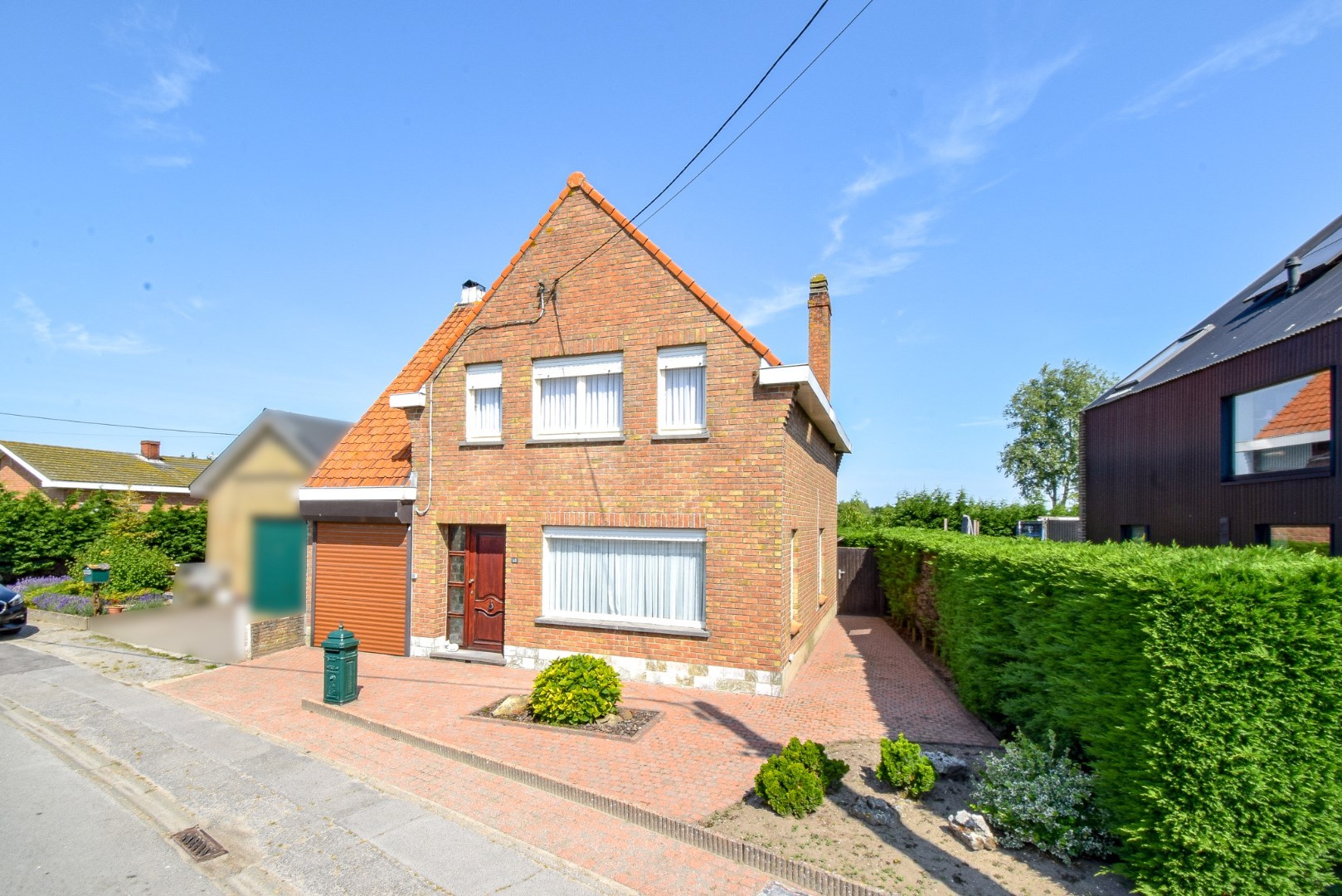 Landelijk gelegen woning ( 258 m²) met inpandige garage en zonnige achtertuin te Snaaskerke 