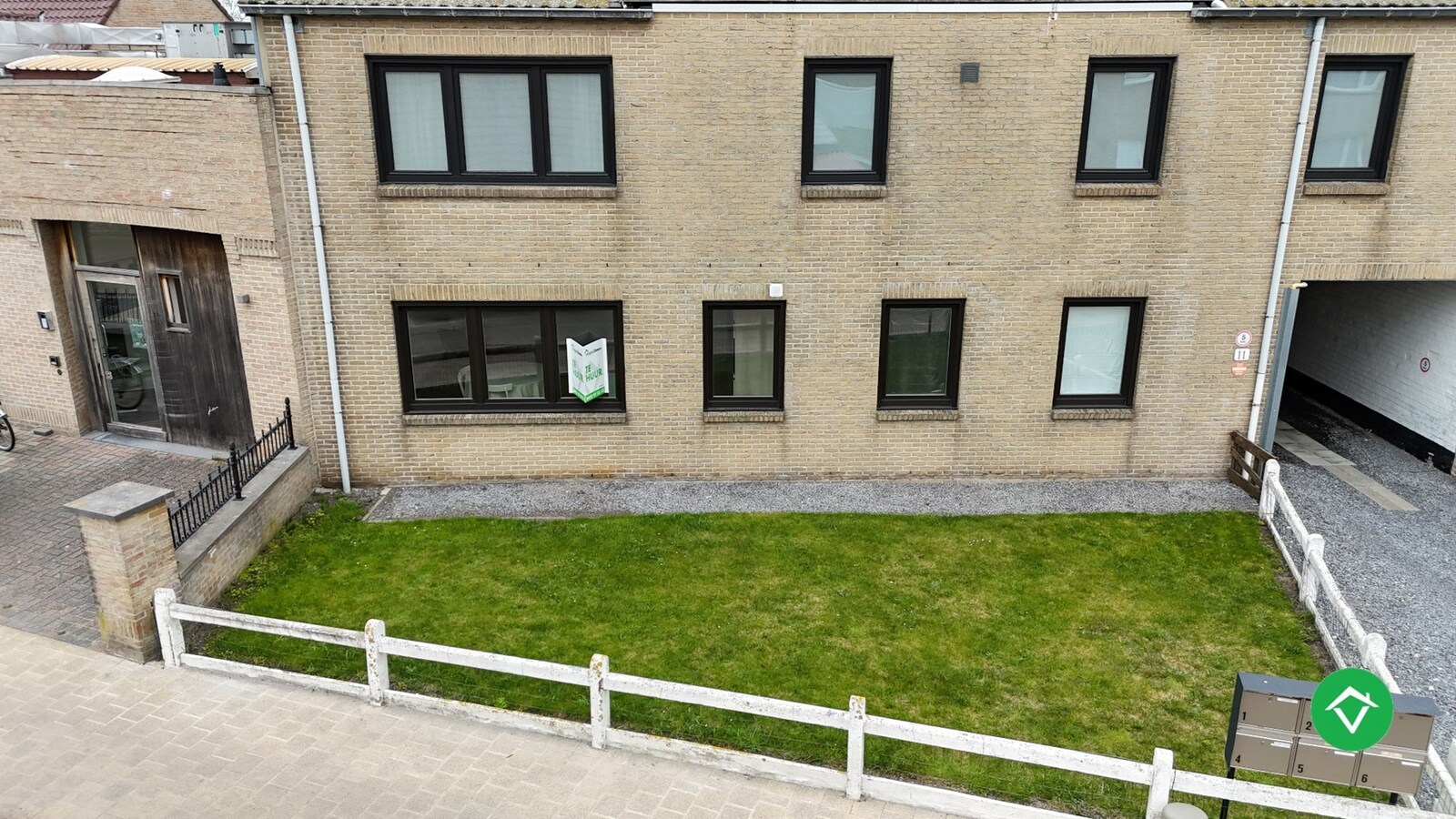 Gerenoveerd 2-slaapkamerappartement met tuin in Klemskerke, De Haan 