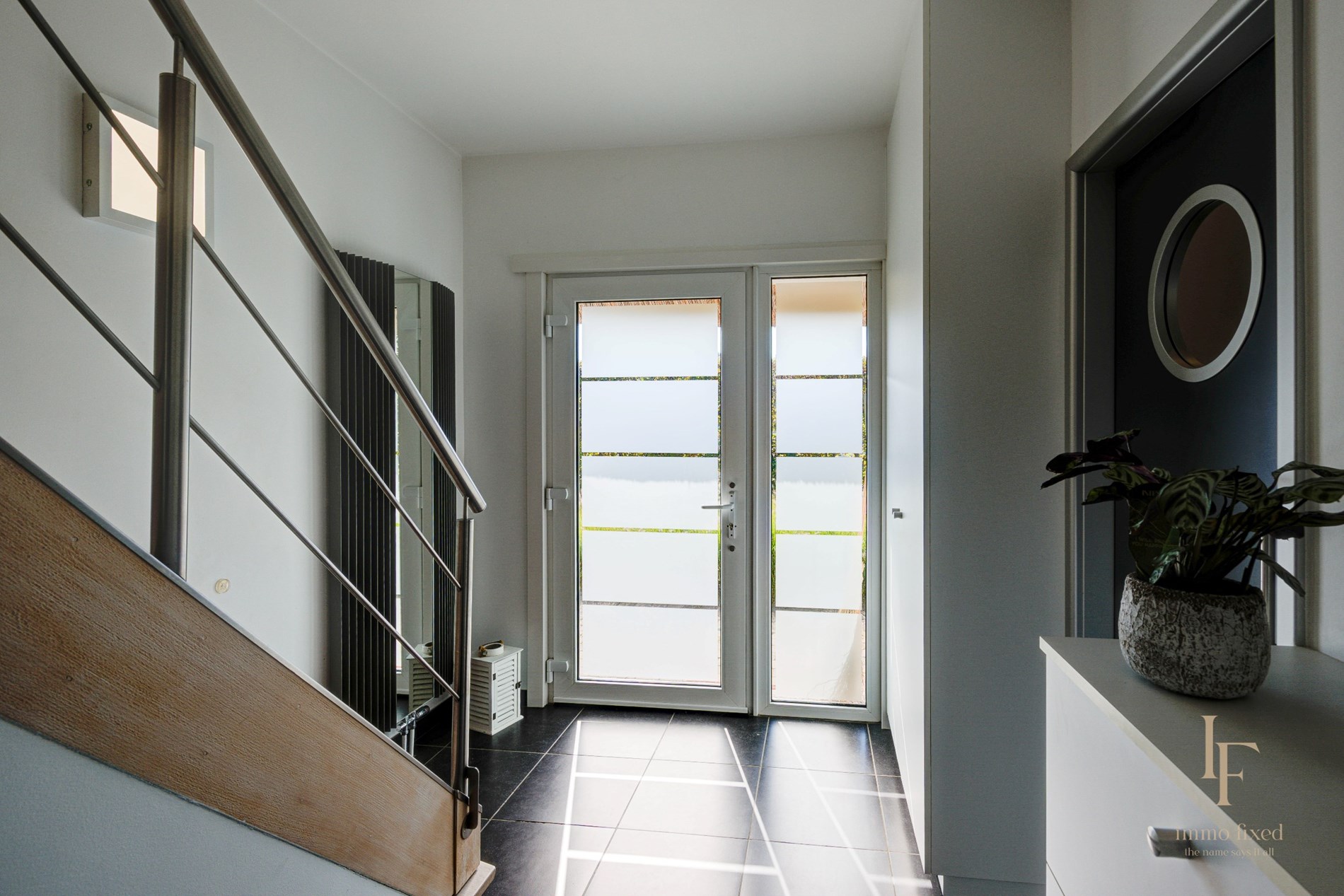 Villa met magazijn, garagebox en 12+ parkeerplaatsen te Kontich! 