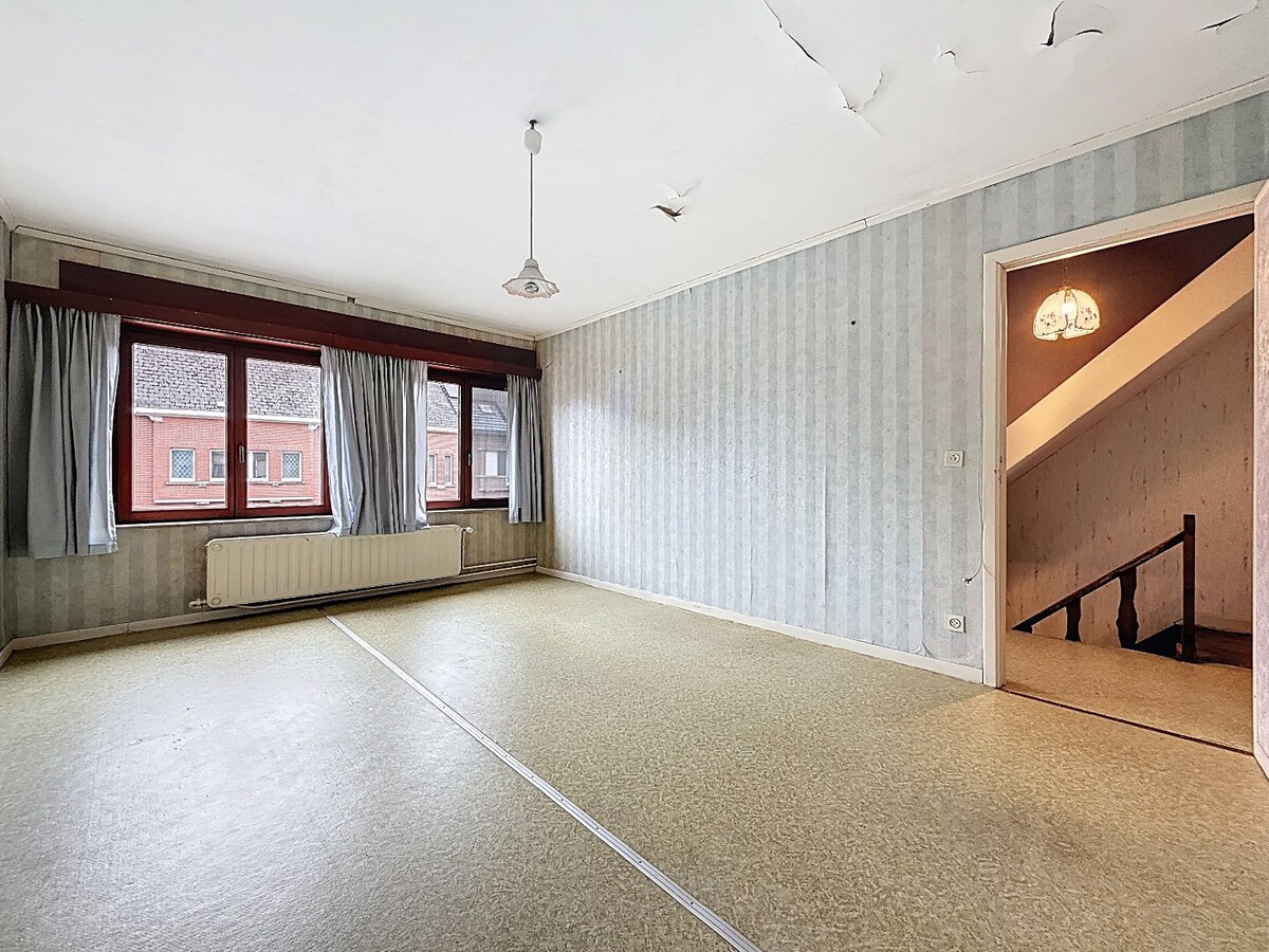 Op te frissen (gezins)woning met garage en tuin te Bevegem 