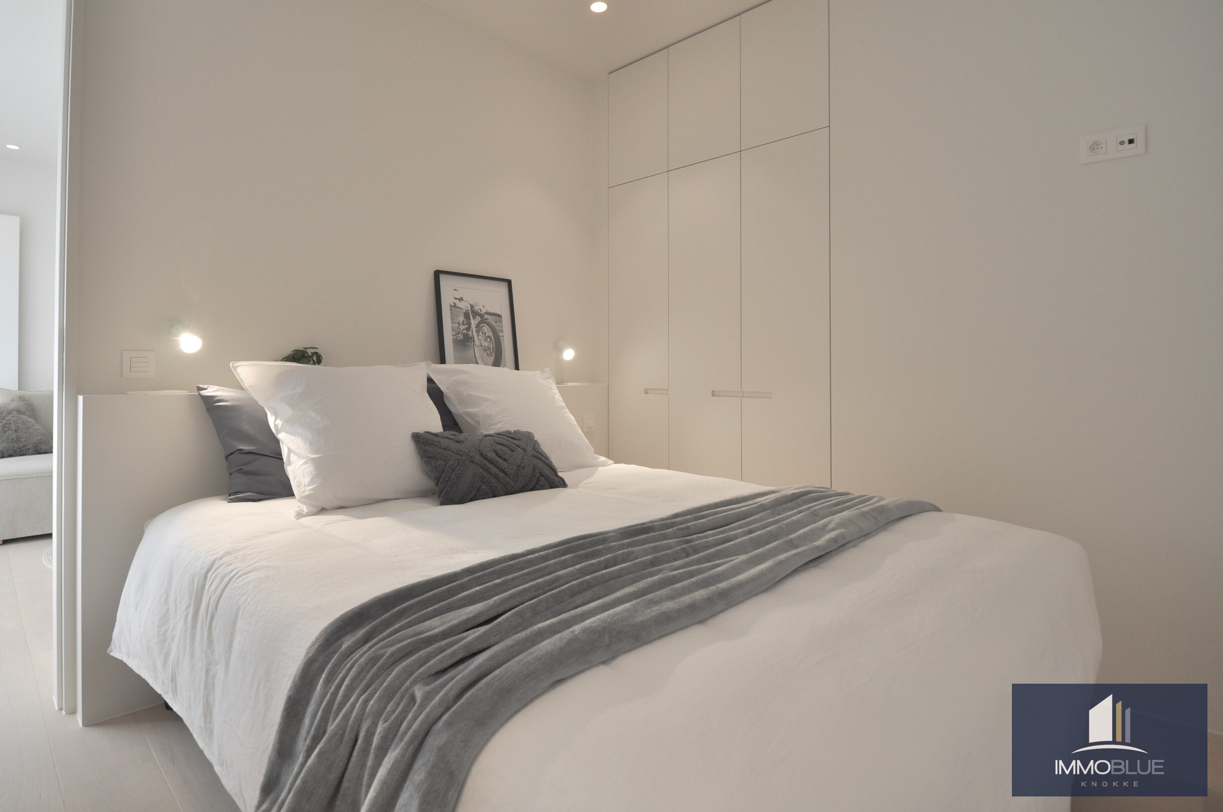 Volledig gerenoveerd hoek-appartement met een ruim zuid gericht terras gelegen aan de Zeedijk in het Zoute. 