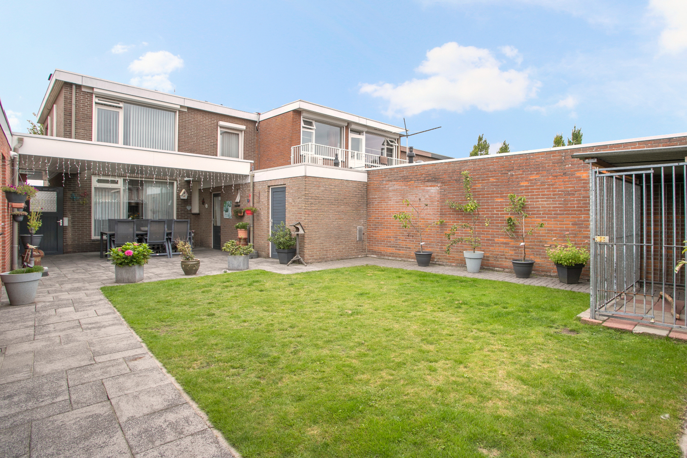 Hoekwoning met garage, carport, overkapping en bergingen gelegen op 326m2 in het centrum van Bladel. 