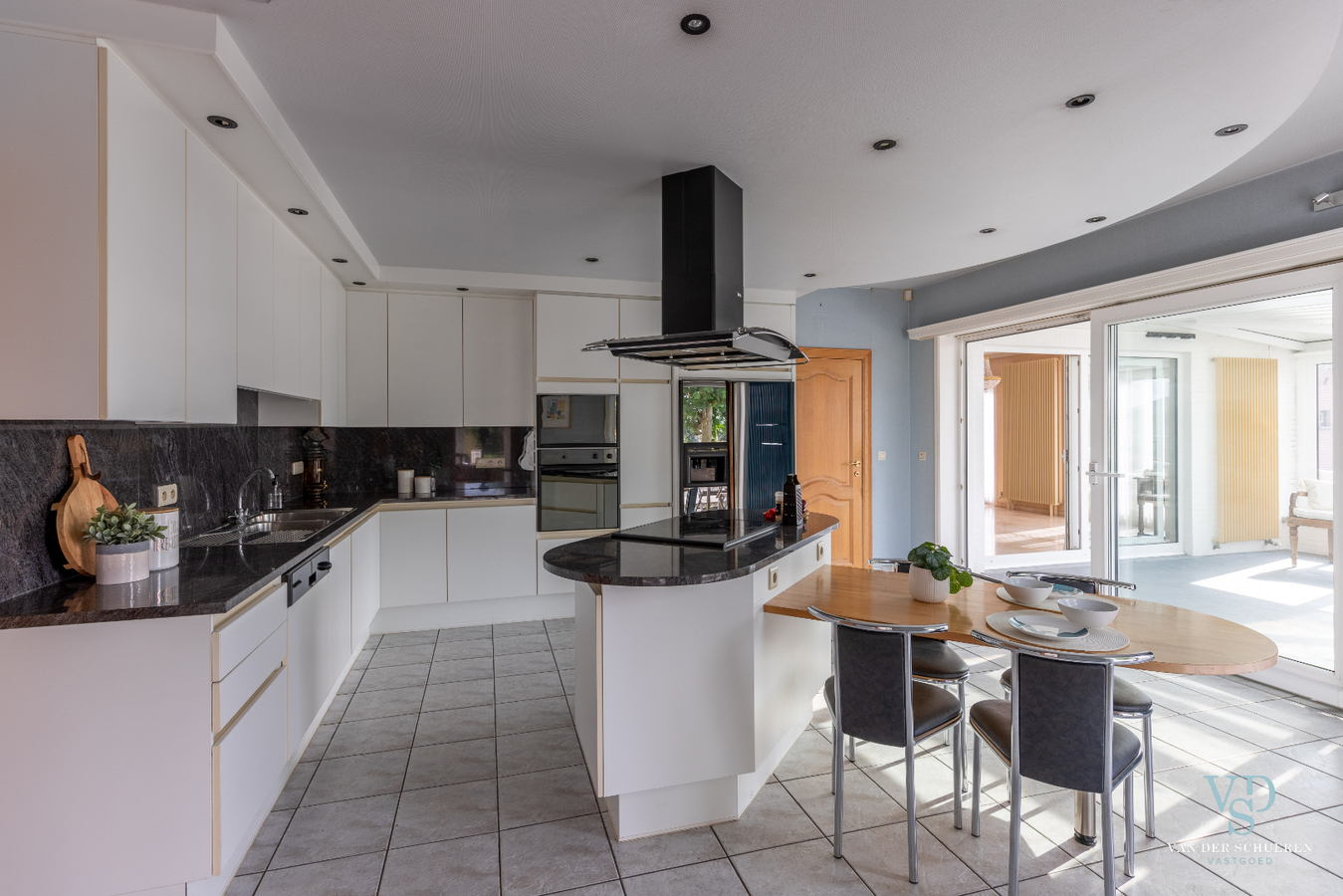 Lichtrijke, stijlvolle villa  (EPC van 254 !). 